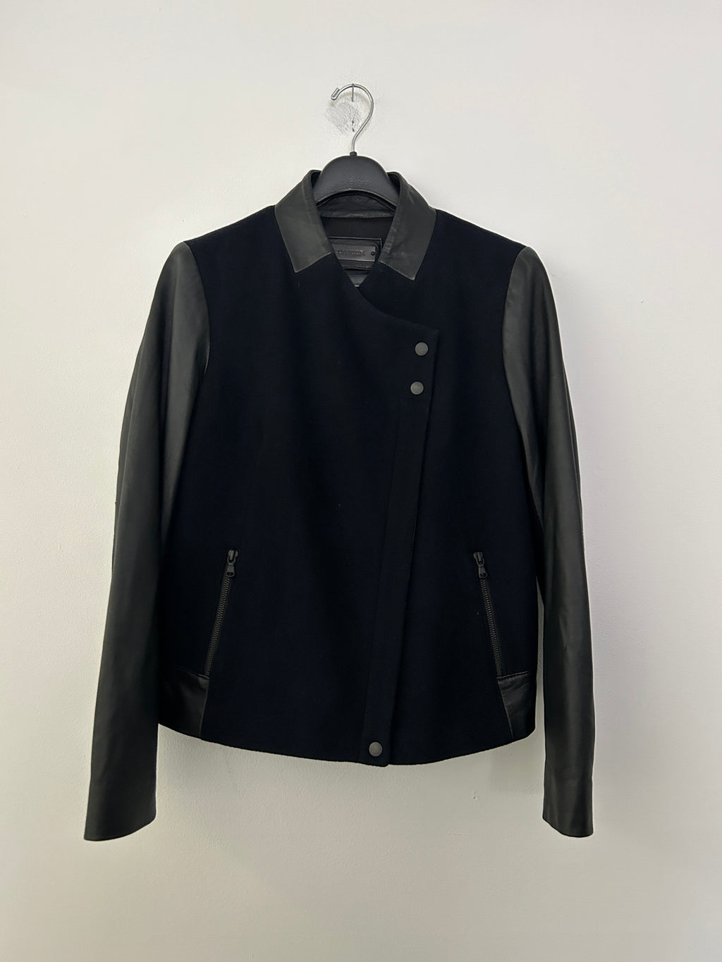 Veste noire à manches en cuir — Danier