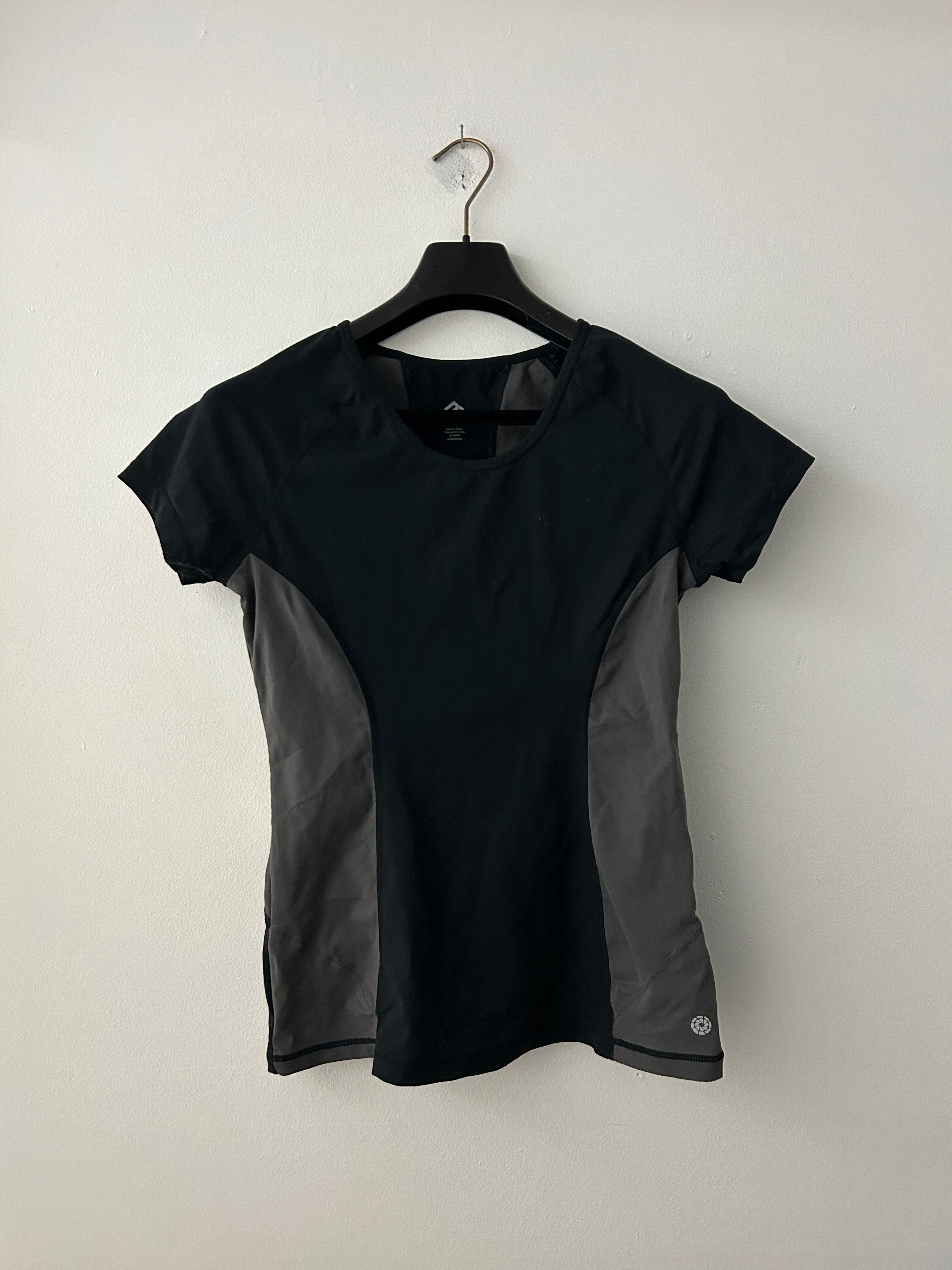 T-shirt de sport noir et gris — Black Mountain