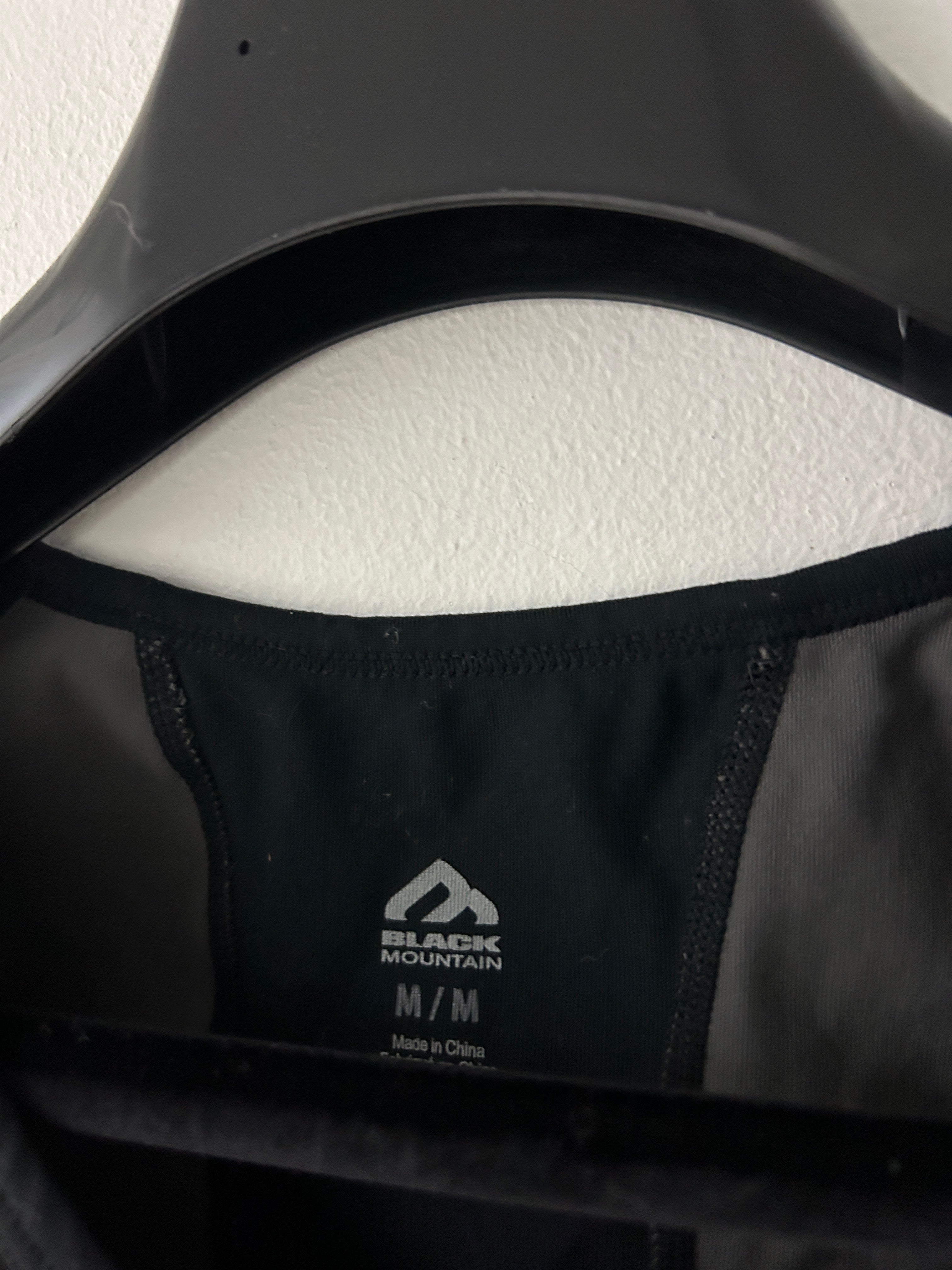 T-shirt de sport noir et gris — Black Mountain