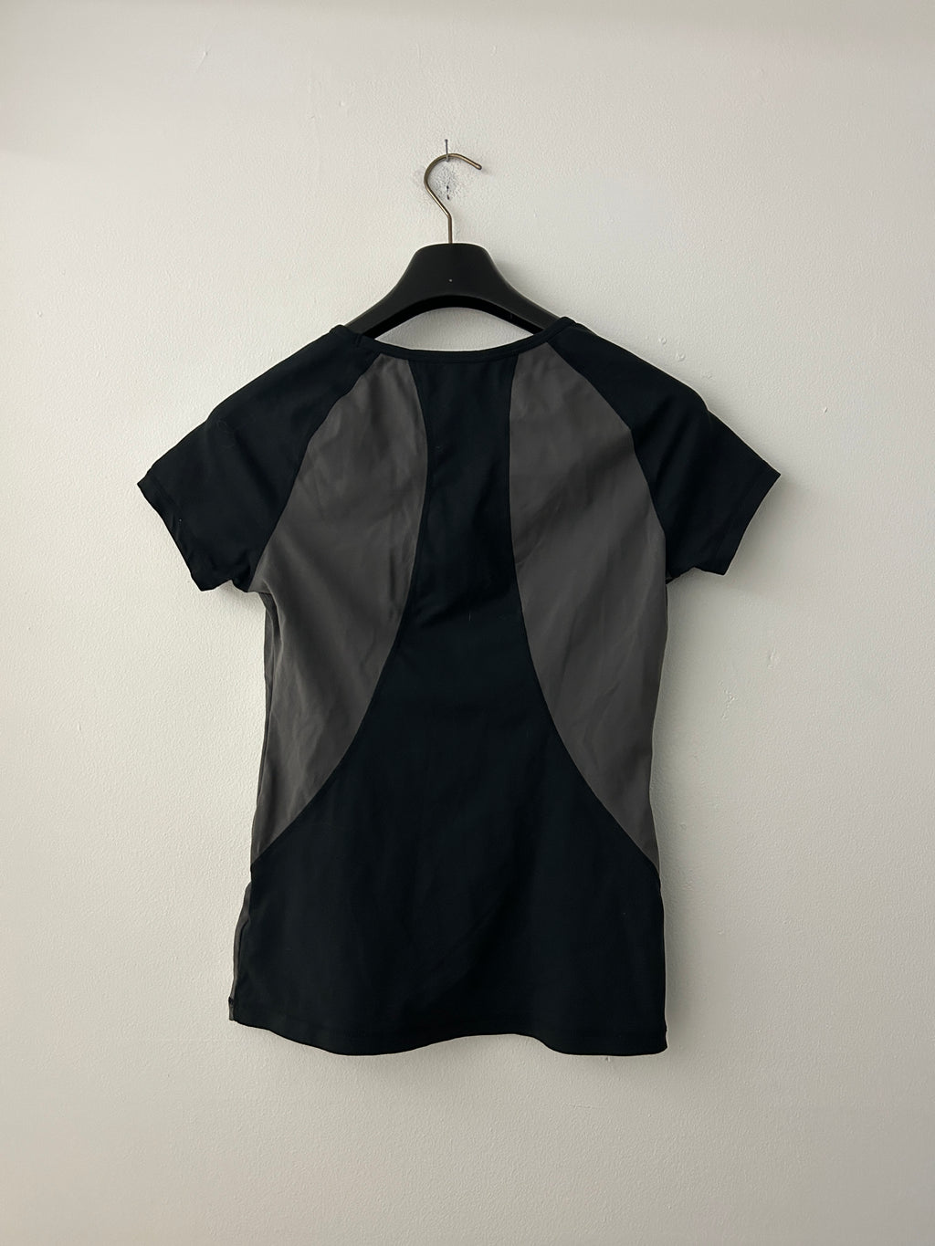 T-shirt de sport noir et gris — Black Mountain