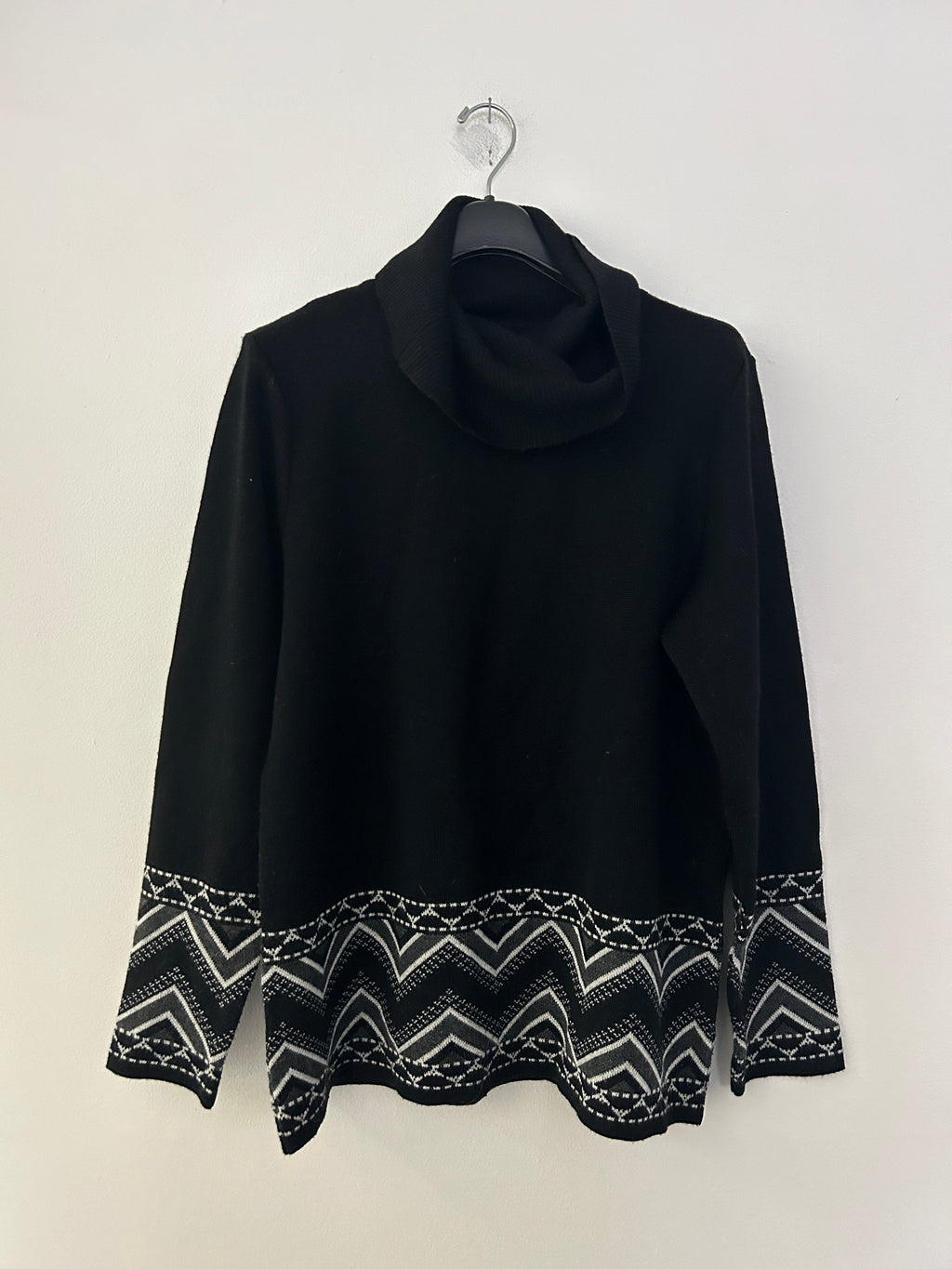 Chandail noir col roulé – Motifs géométriques gris