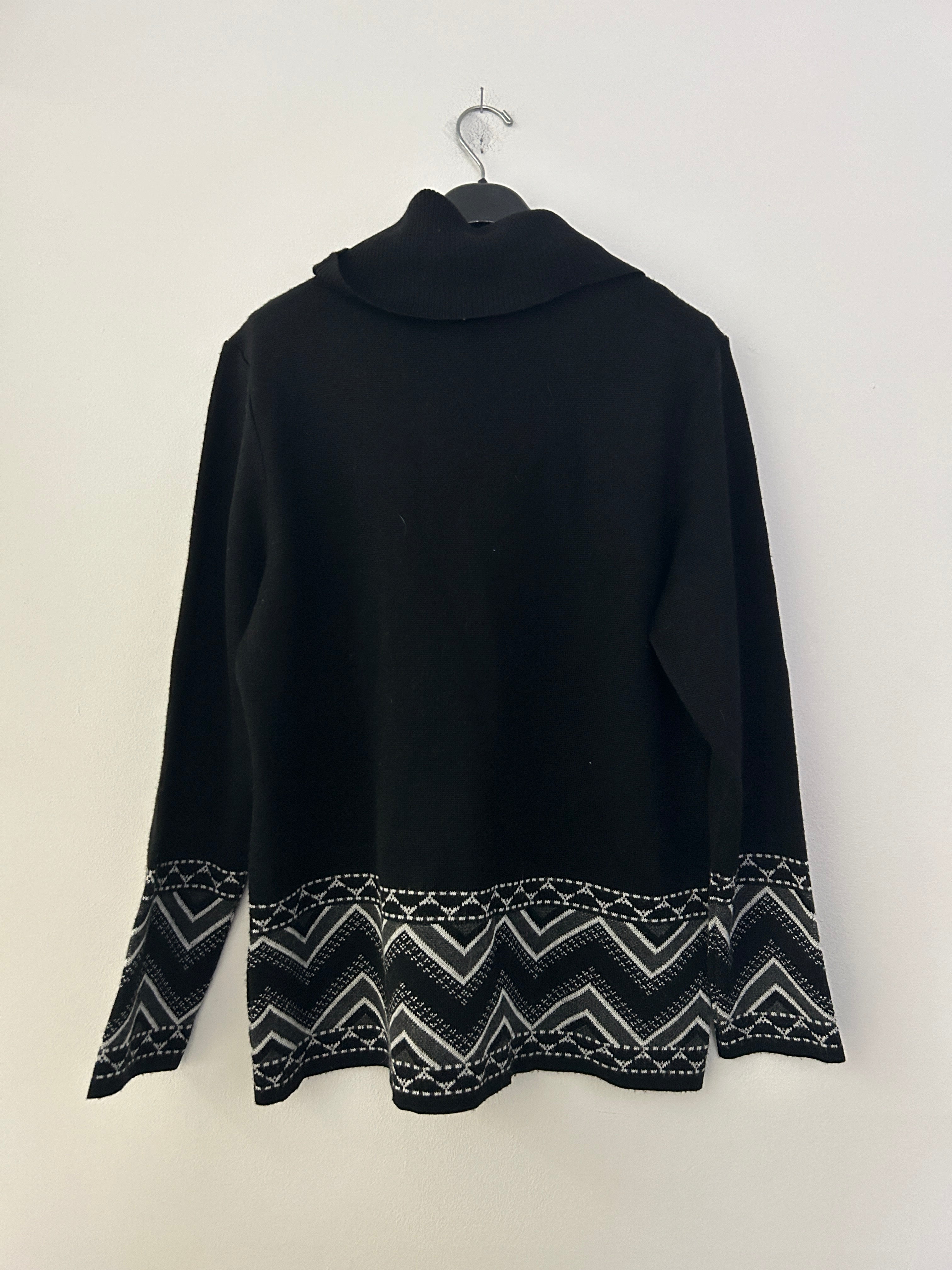 Chandail noir col roulé – Motifs géométriques gris