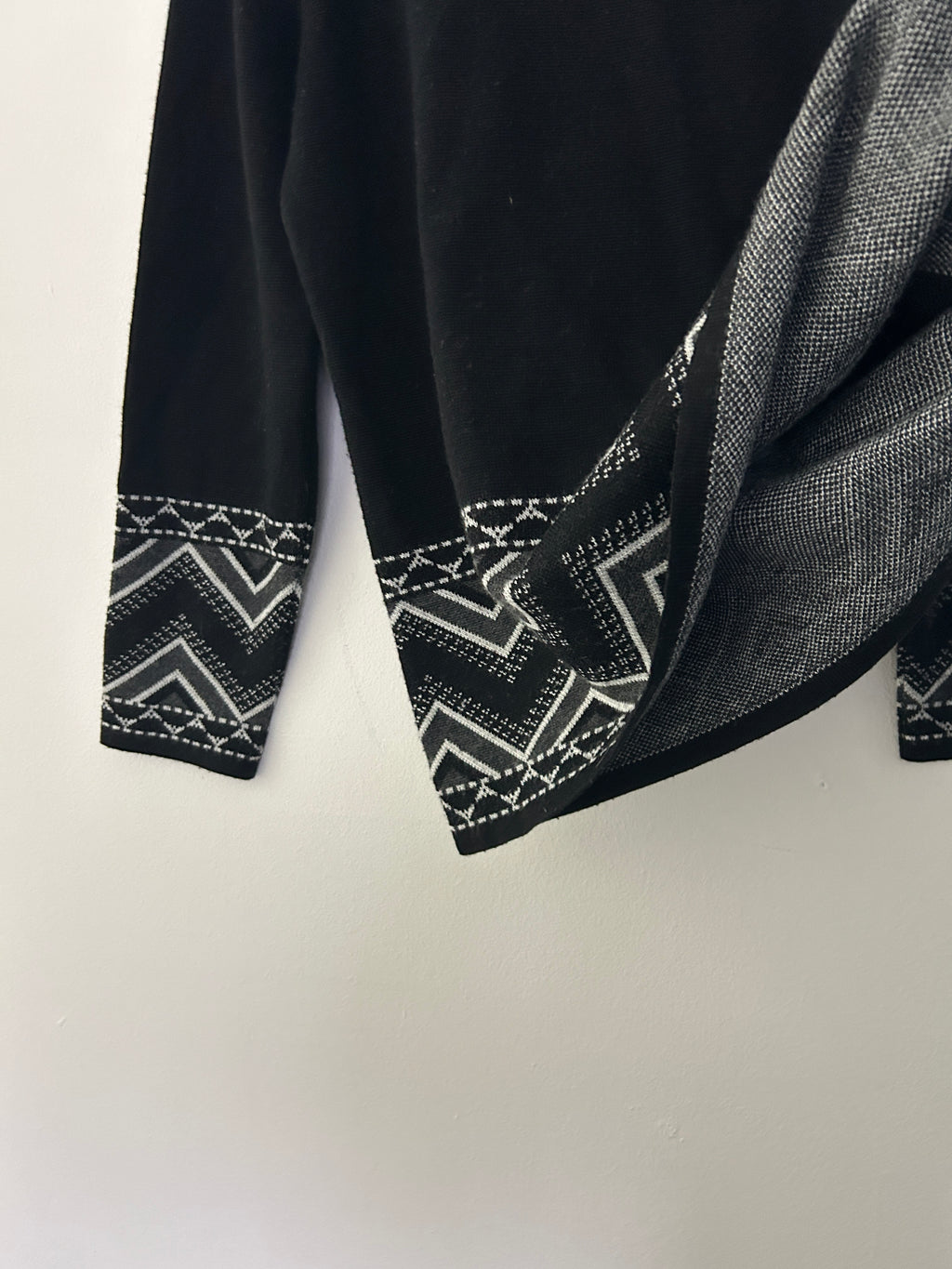 Chandail noir col roulé – Motifs géométriques gris