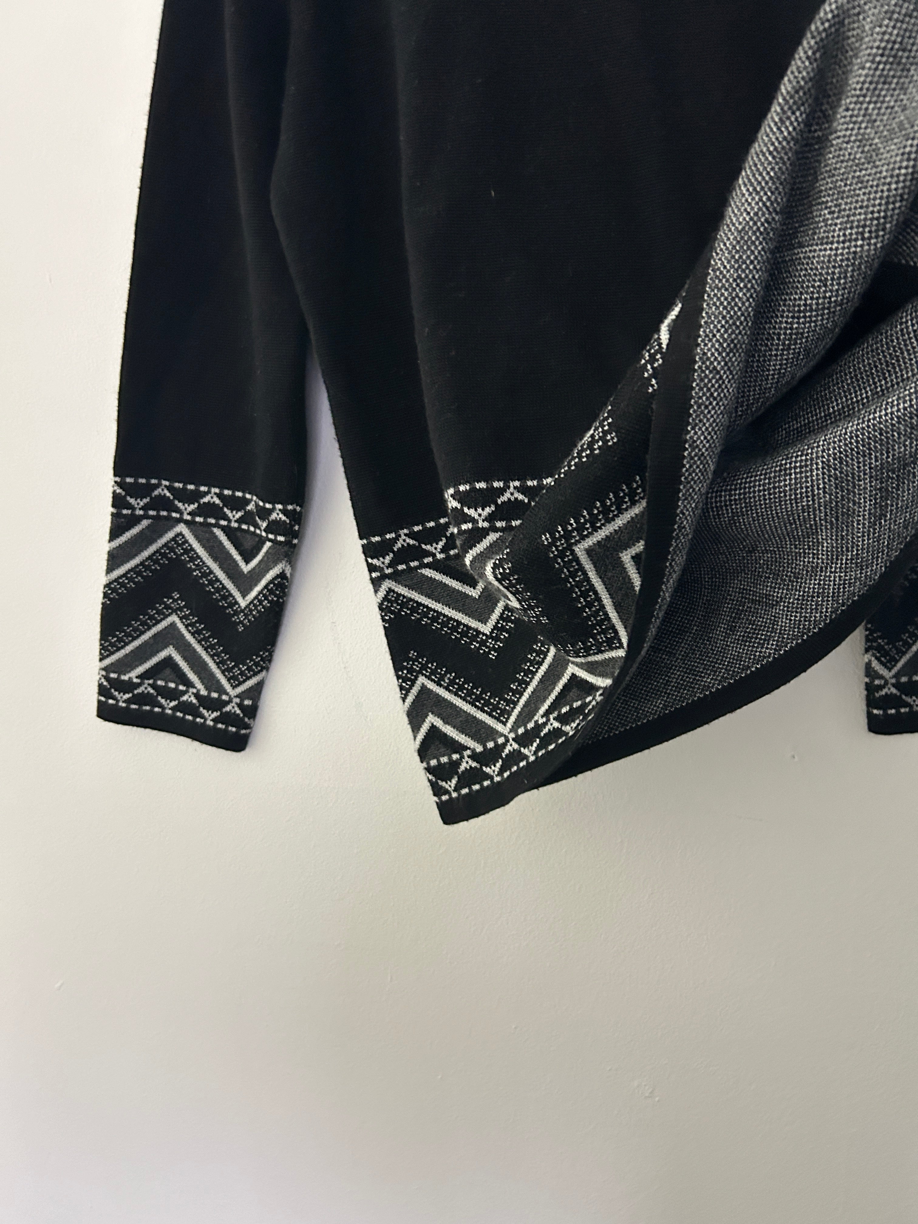 Chandail noir col roulé – Motifs géométriques gris