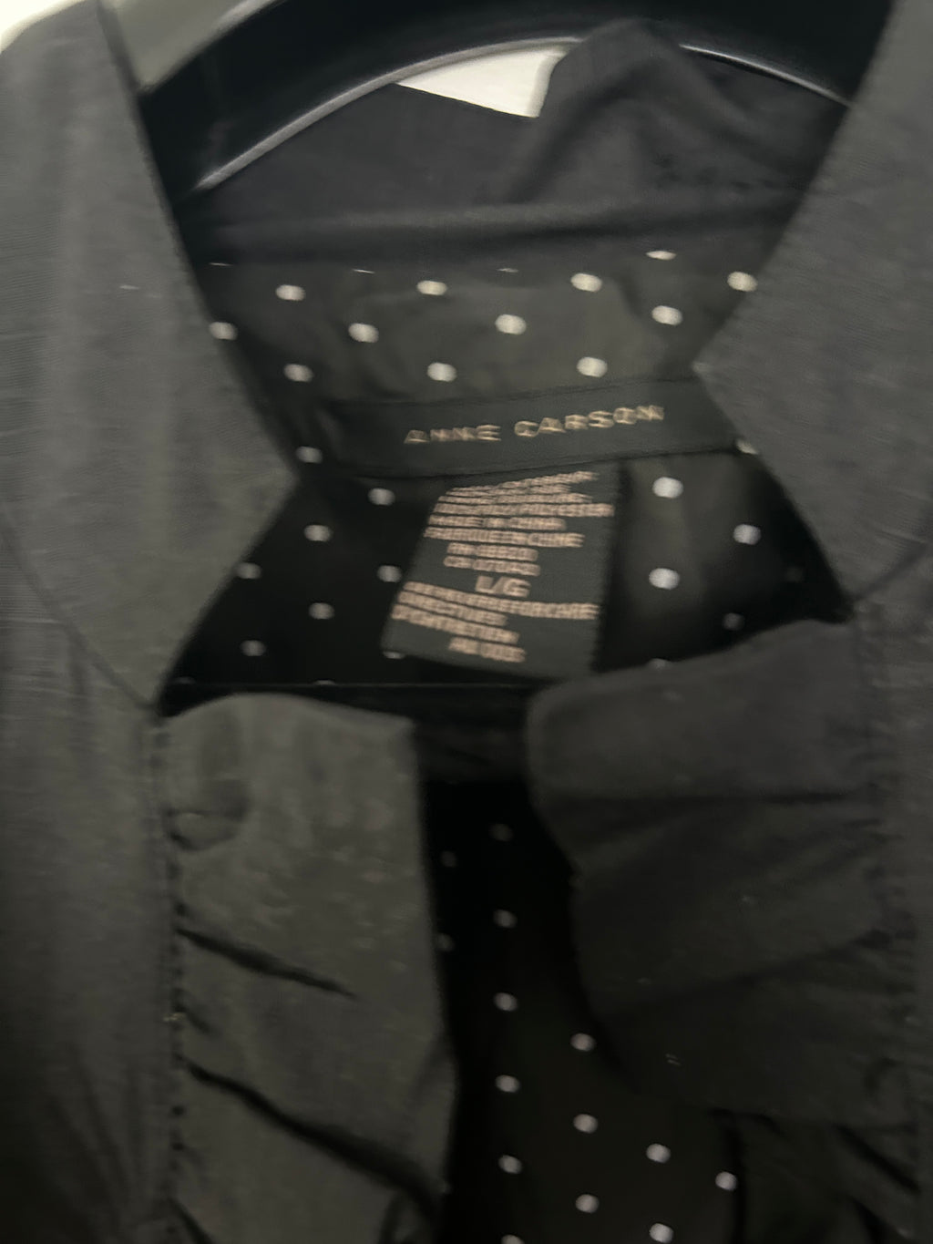 Veste noire volantée – Anne Carson