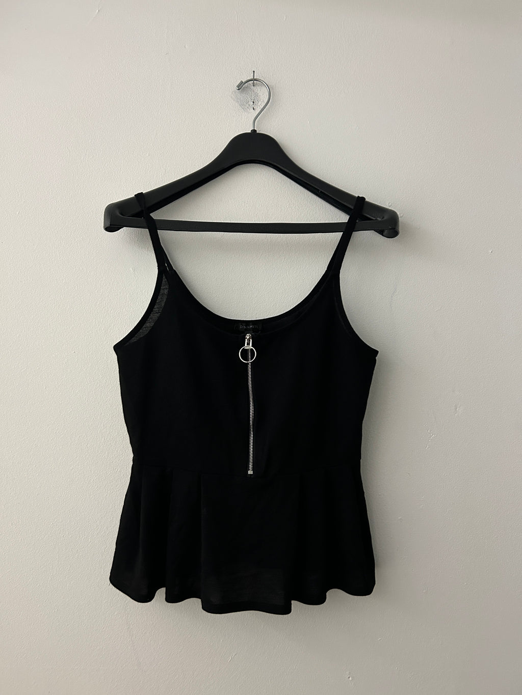 Camisole noire ajustée avec fermeture éclair – Dynamite