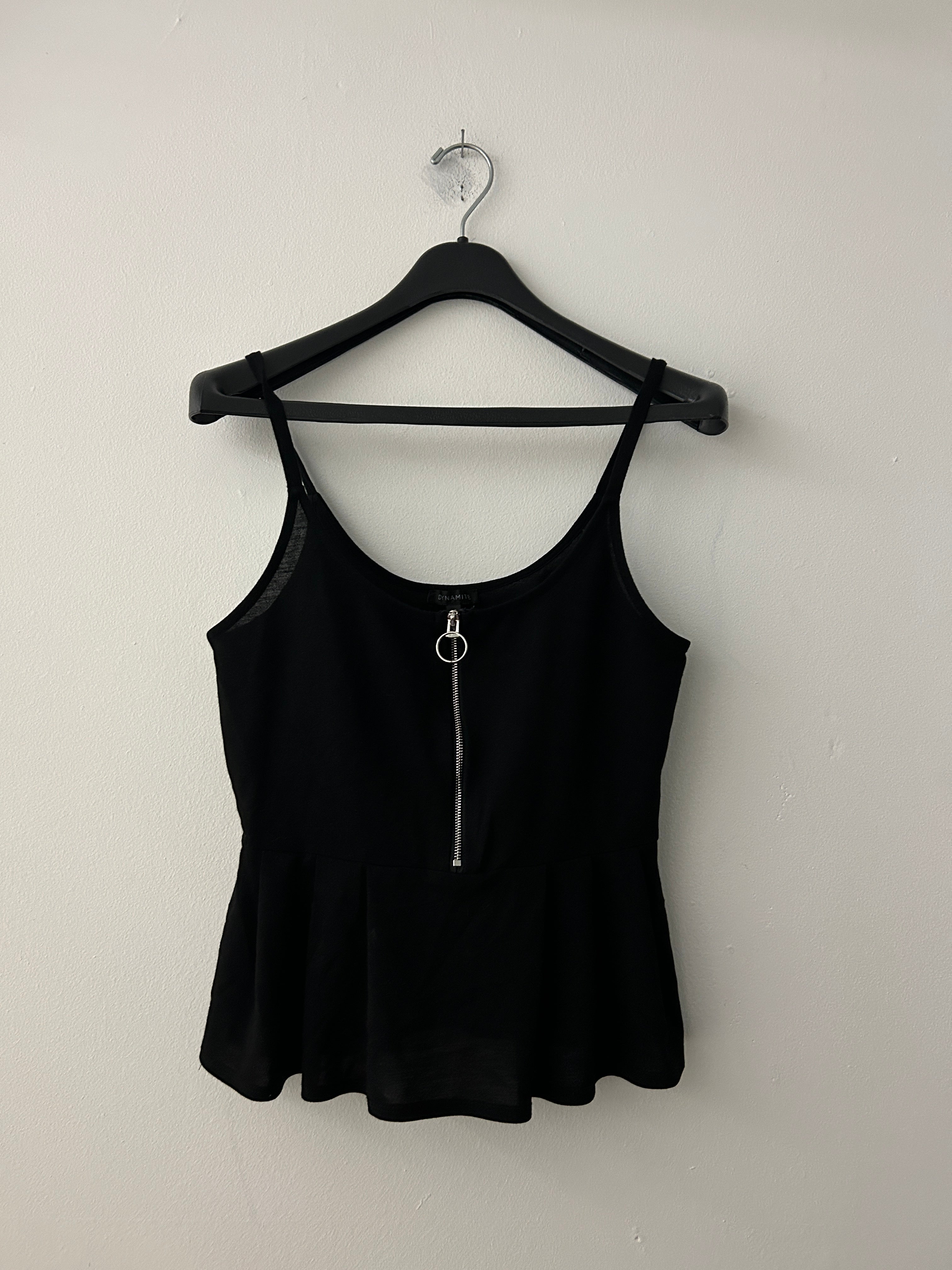 Camisole noire ajustée avec fermeture éclair – Dynamite