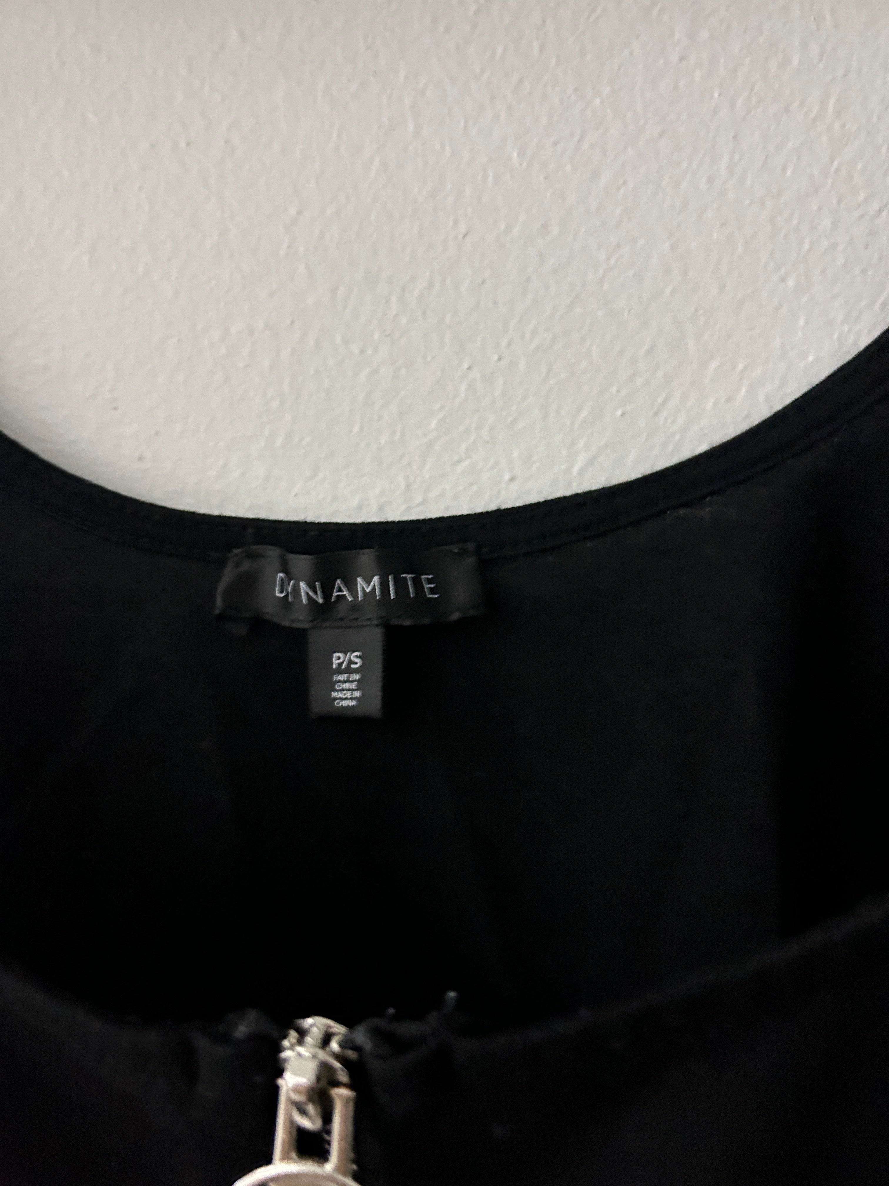 Camisole noire ajustée avec fermeture éclair – Dynamite