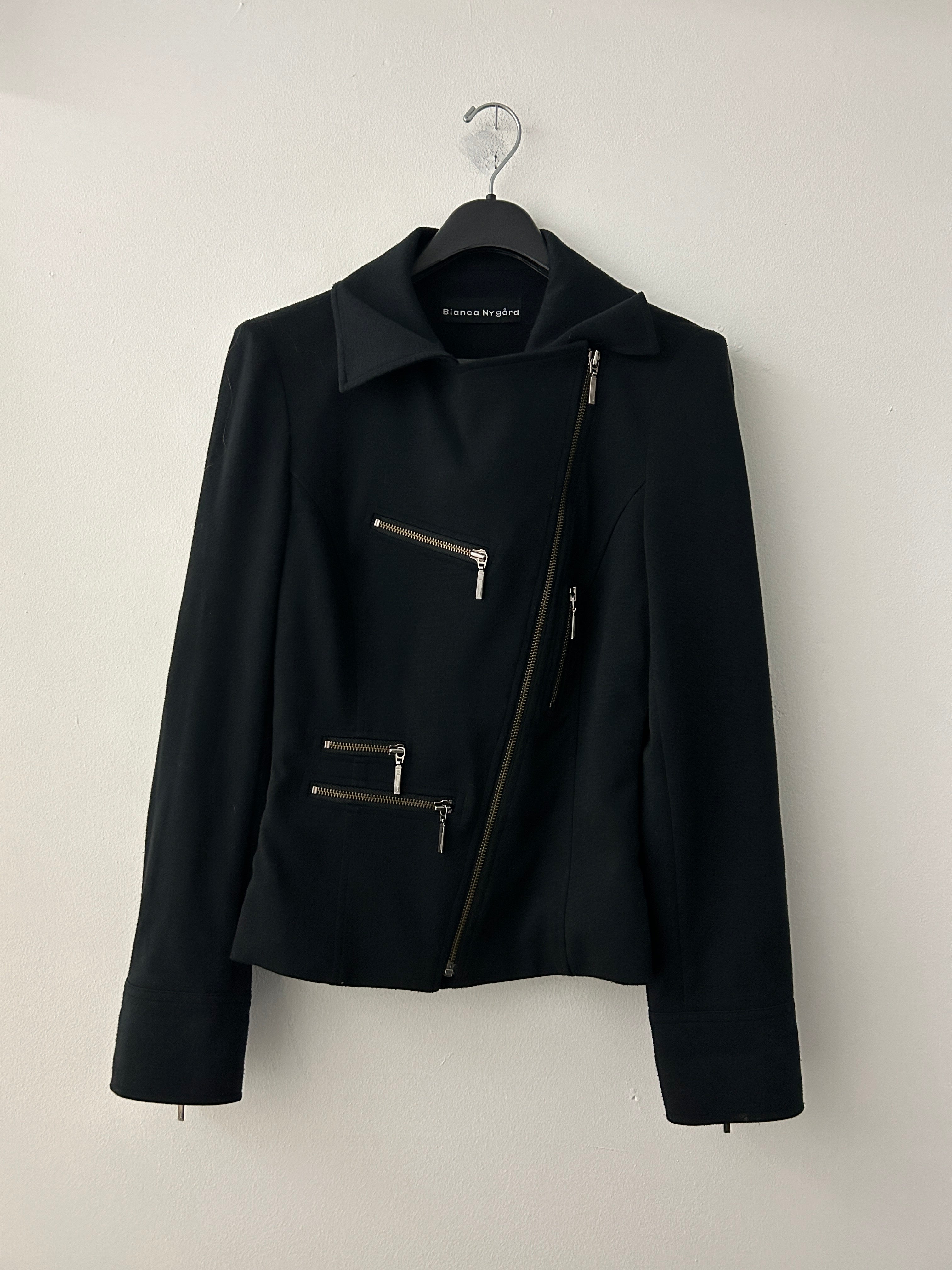 Veste noire structurée à fermeture asymétrique – Bianca Nygård