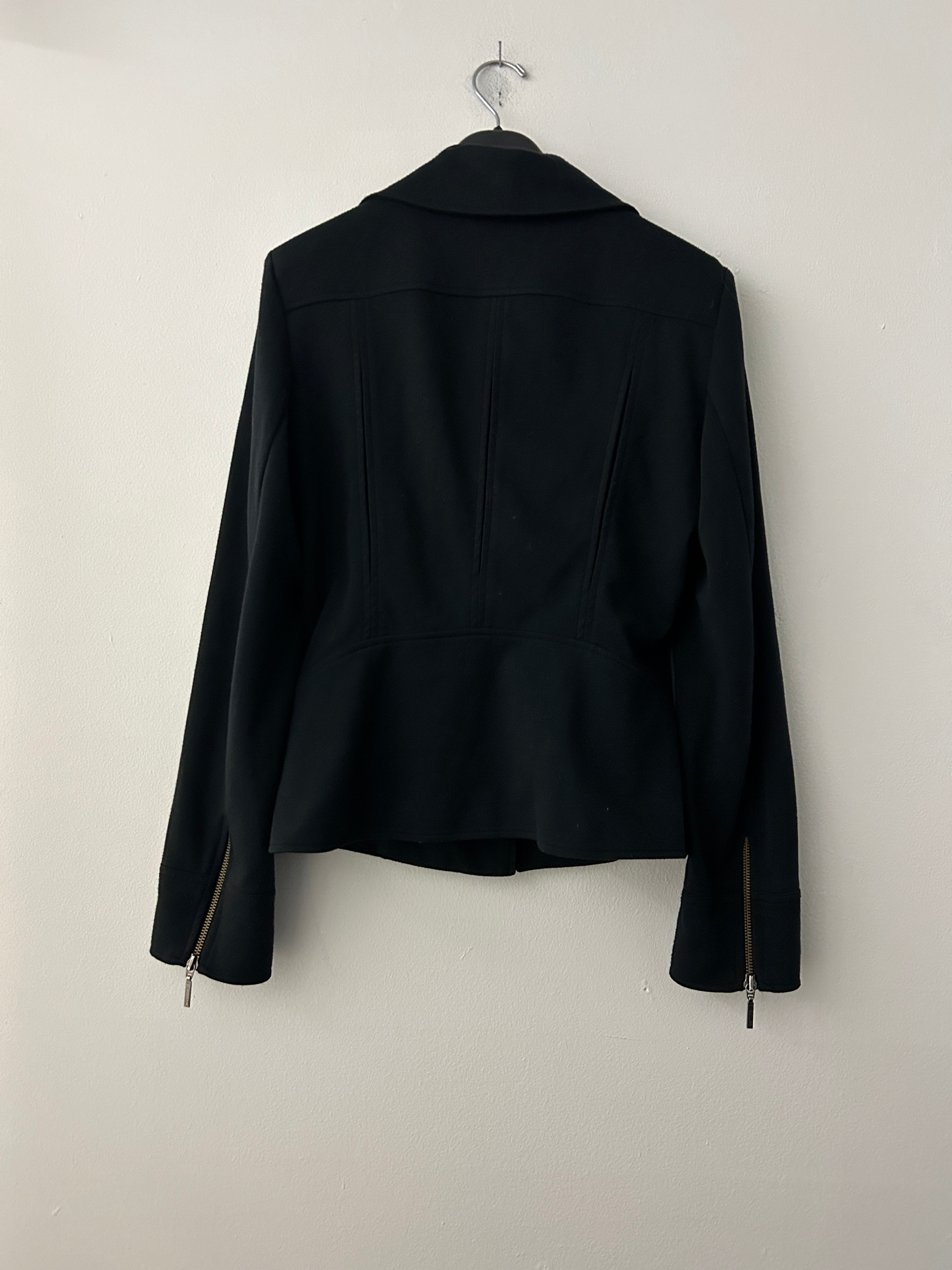 Veste noire structurée à fermeture asymétrique – Bianca Nygård