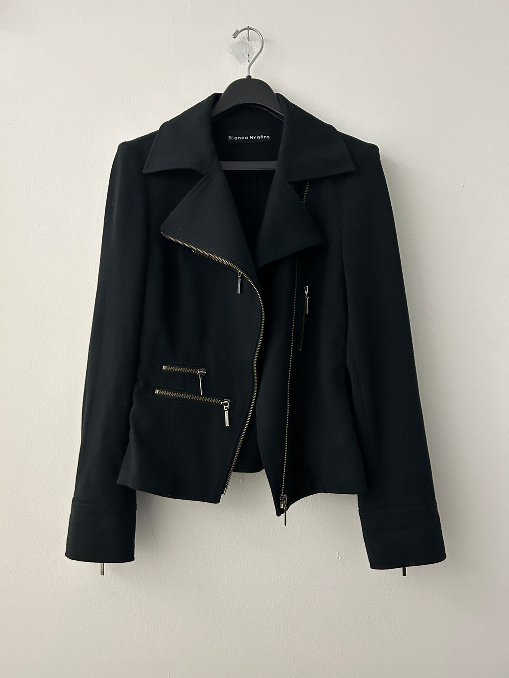 Veste noire structurée à fermeture asymétrique – Bianca Nygård