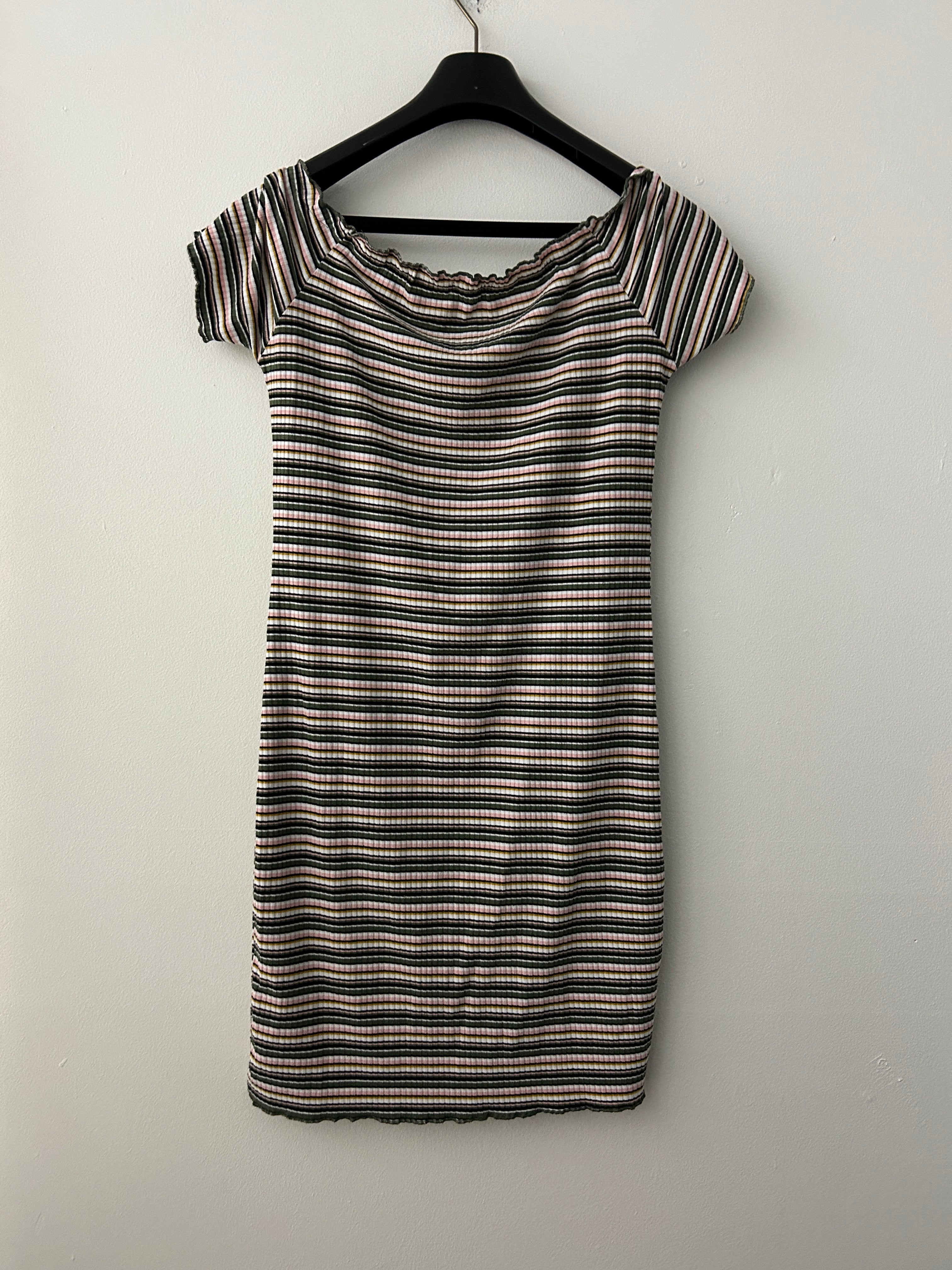 Robe courte côtelée à rayures avec boutons – Ardene