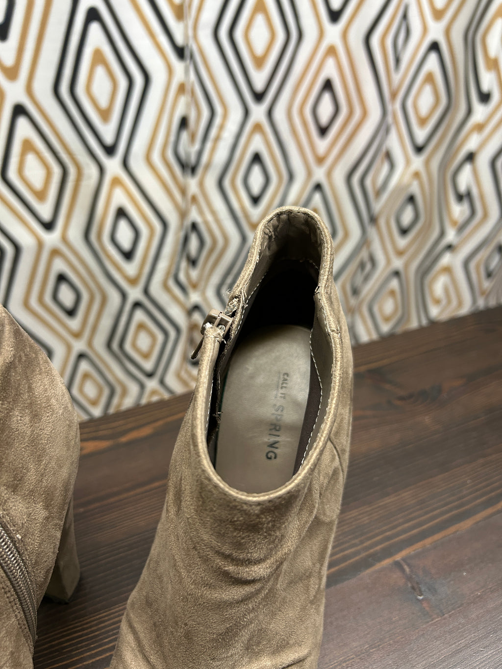 Bottines beiges en suédine à talons – Call It Spring