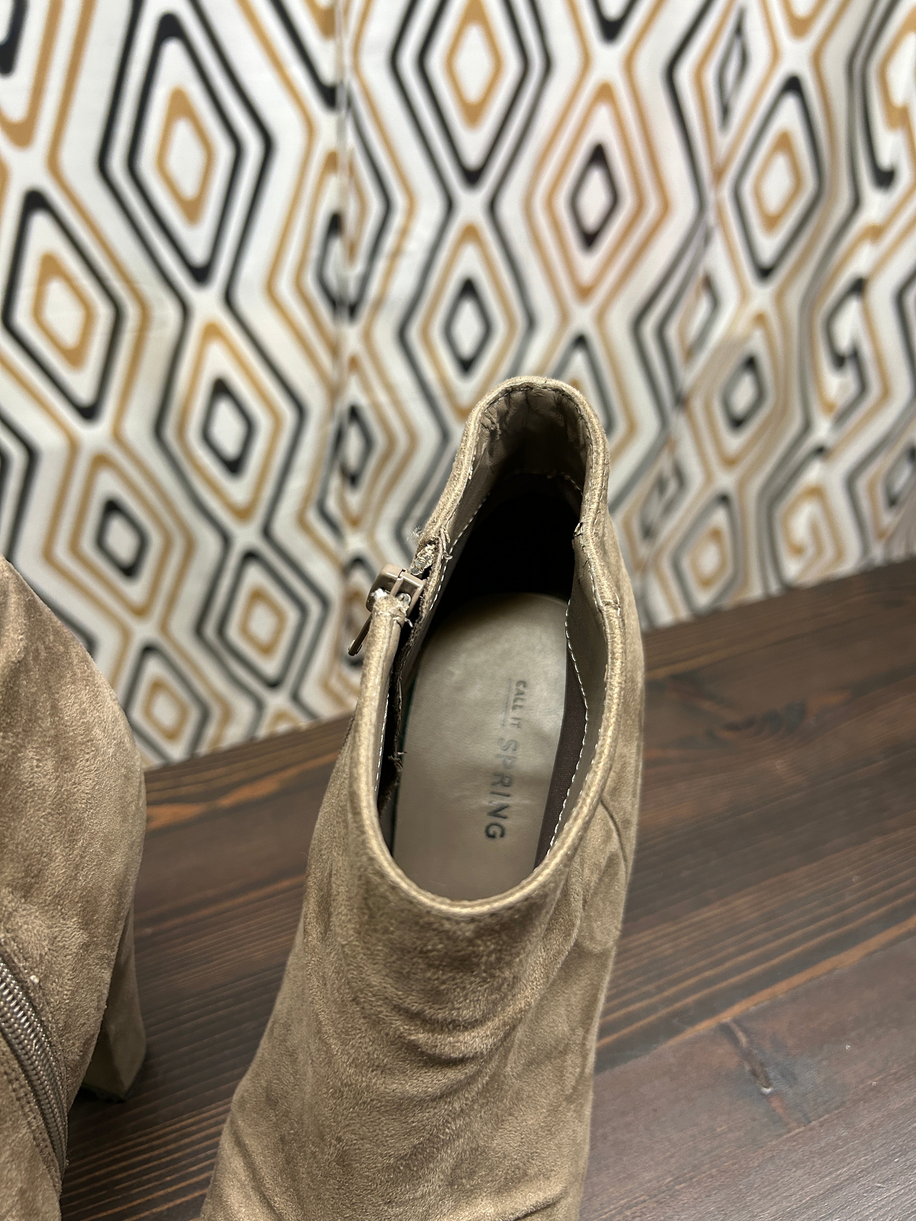 Bottines beiges en suédine à talons – Call It Spring