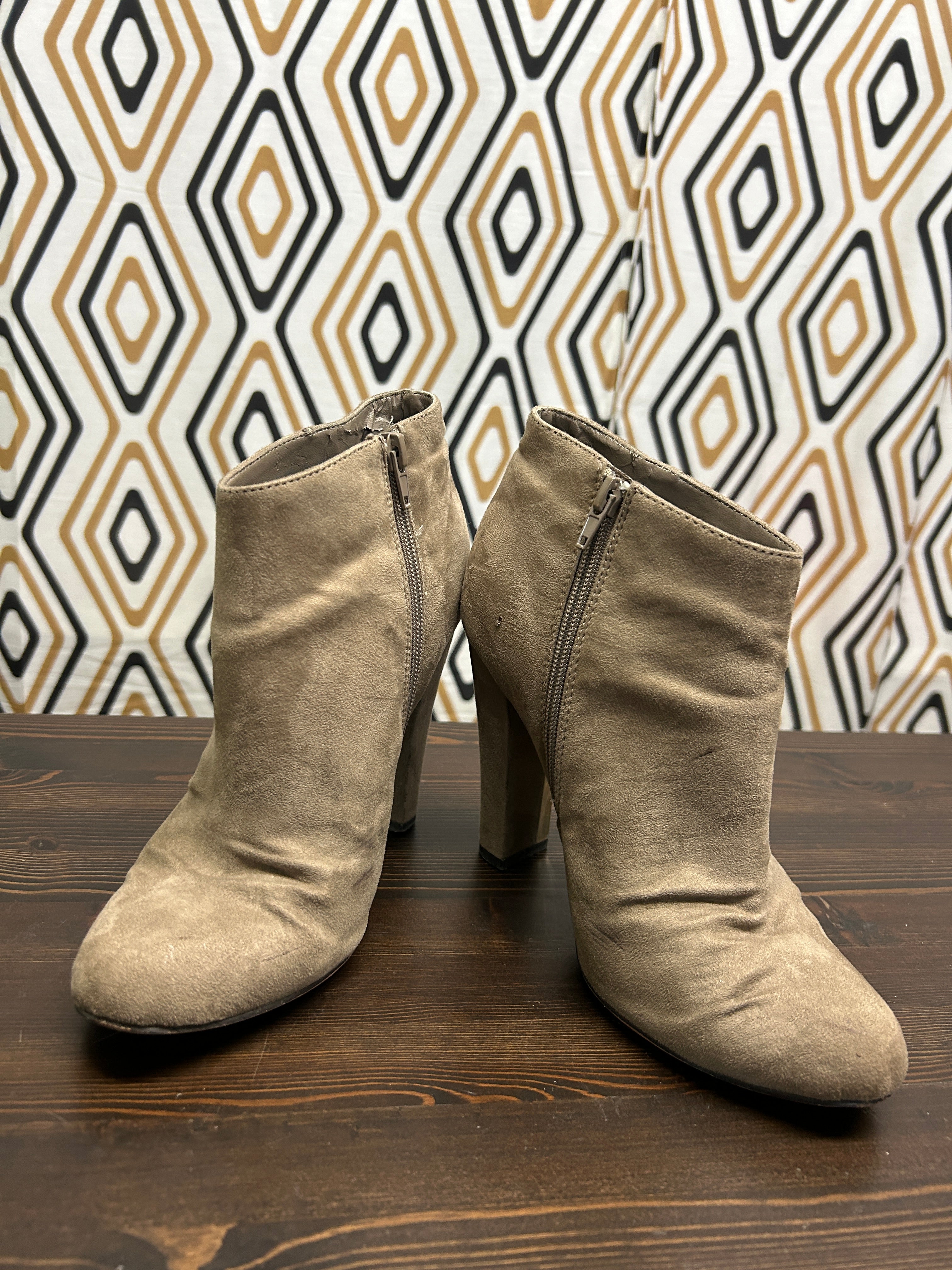 Bottines beiges en suédine à talons – Call It Spring