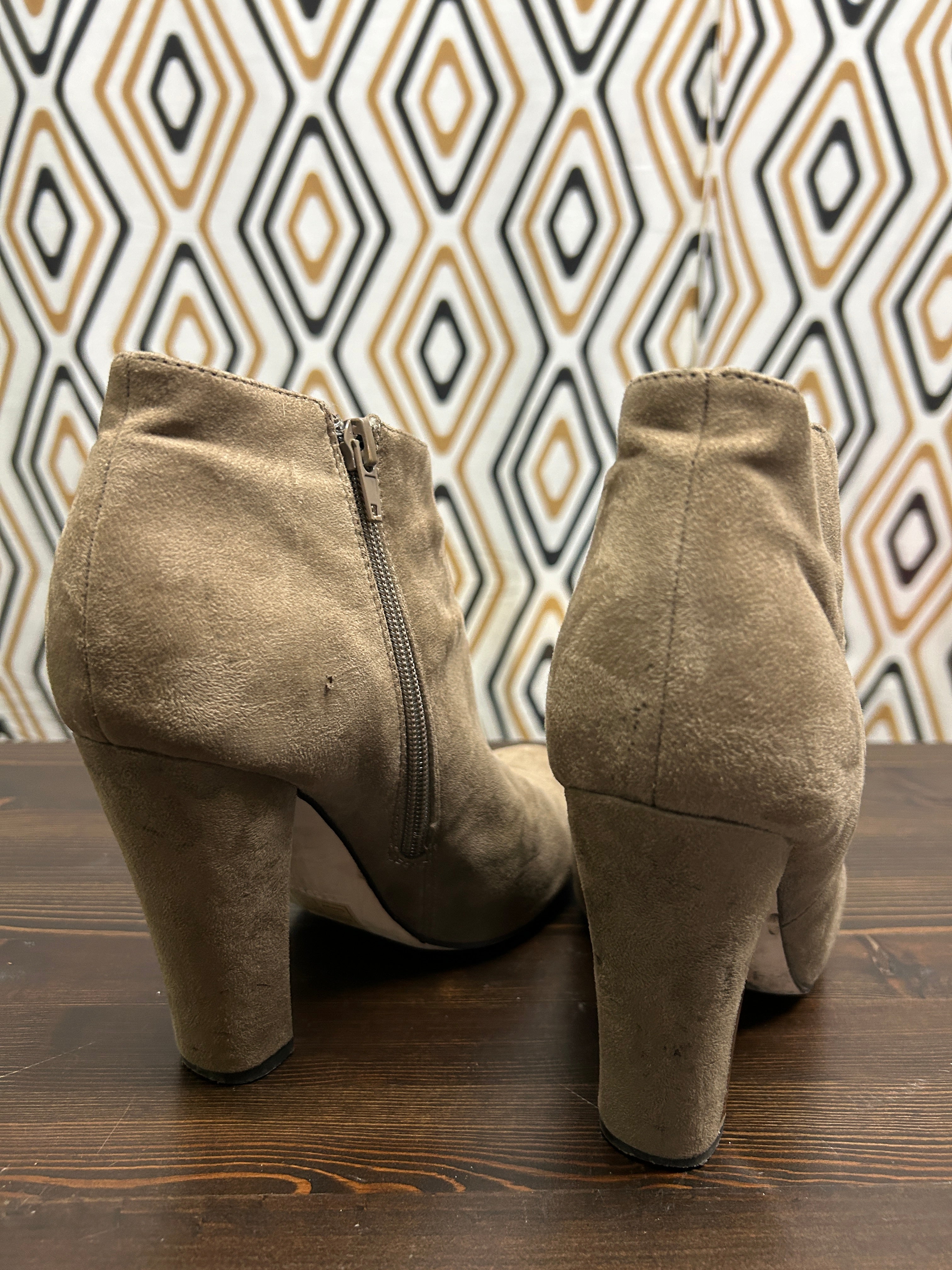 Bottines beiges en suédine à talons – Call It Spring