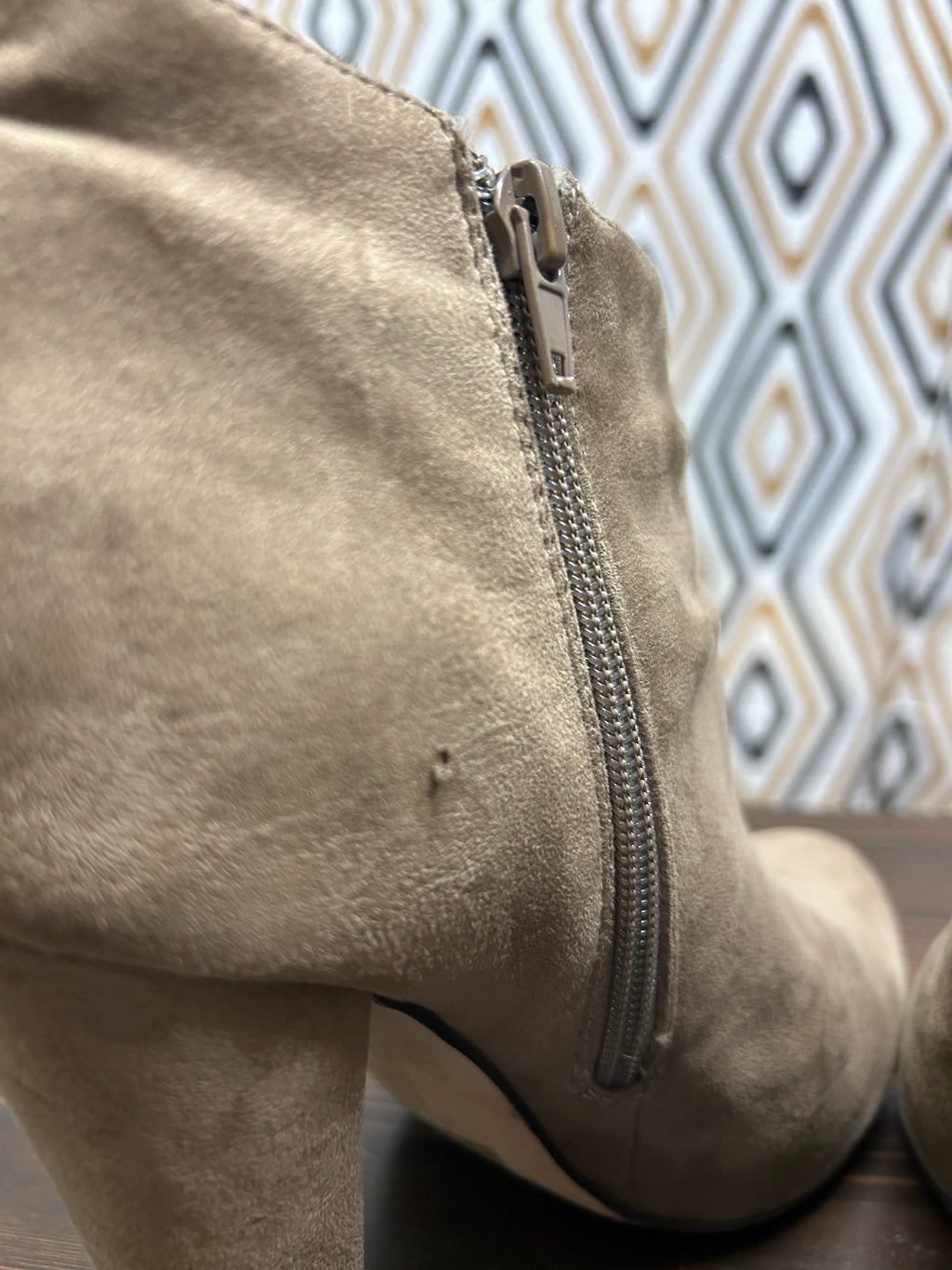 Bottines beiges en suédine à talons – Call It Spring