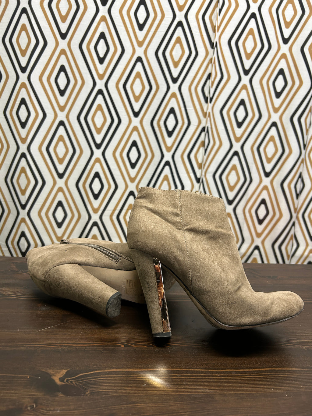 Bottines beiges en suédine à talons – Call It Spring