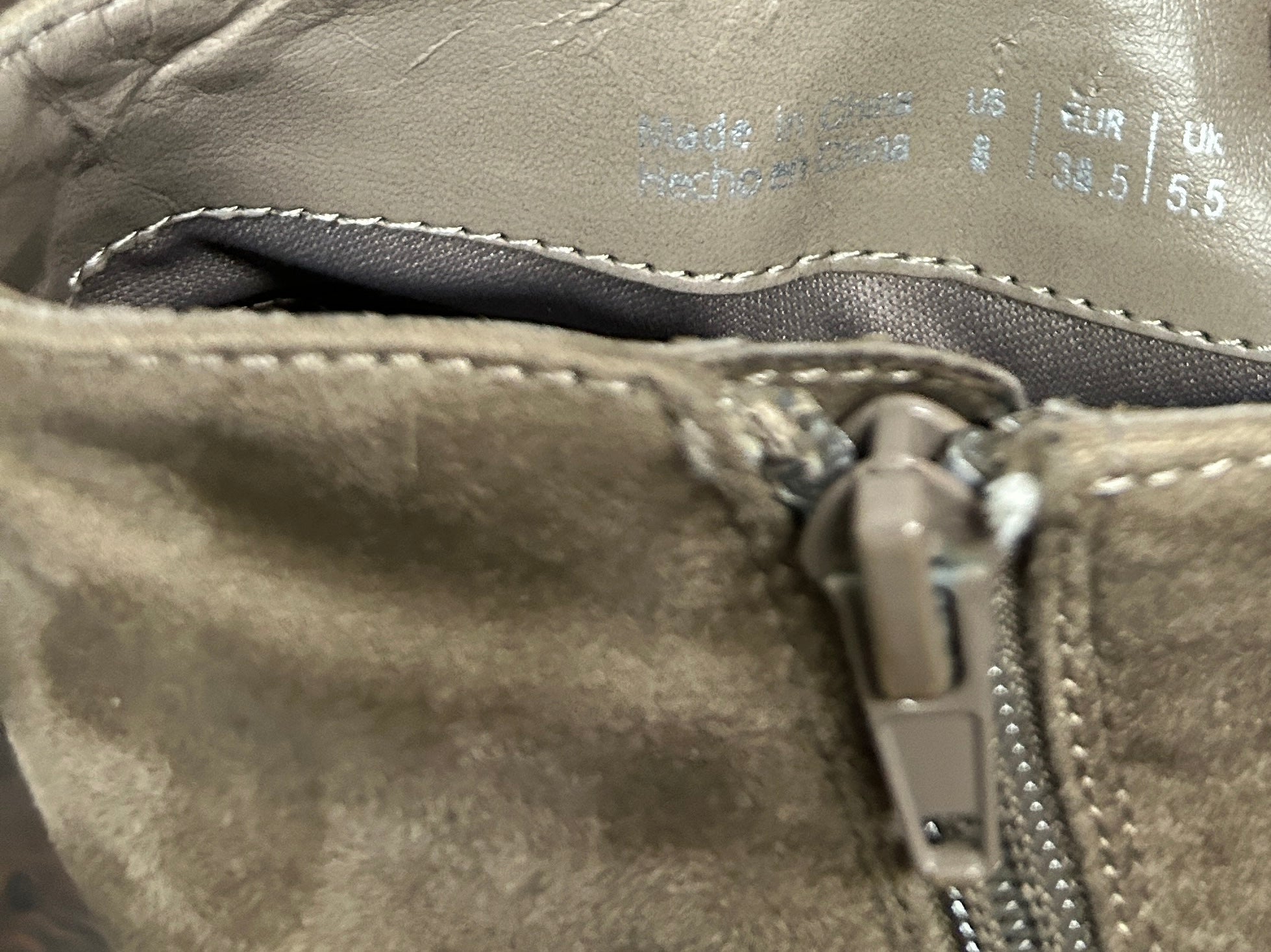 Bottines beiges en suédine à talons – Call It Spring