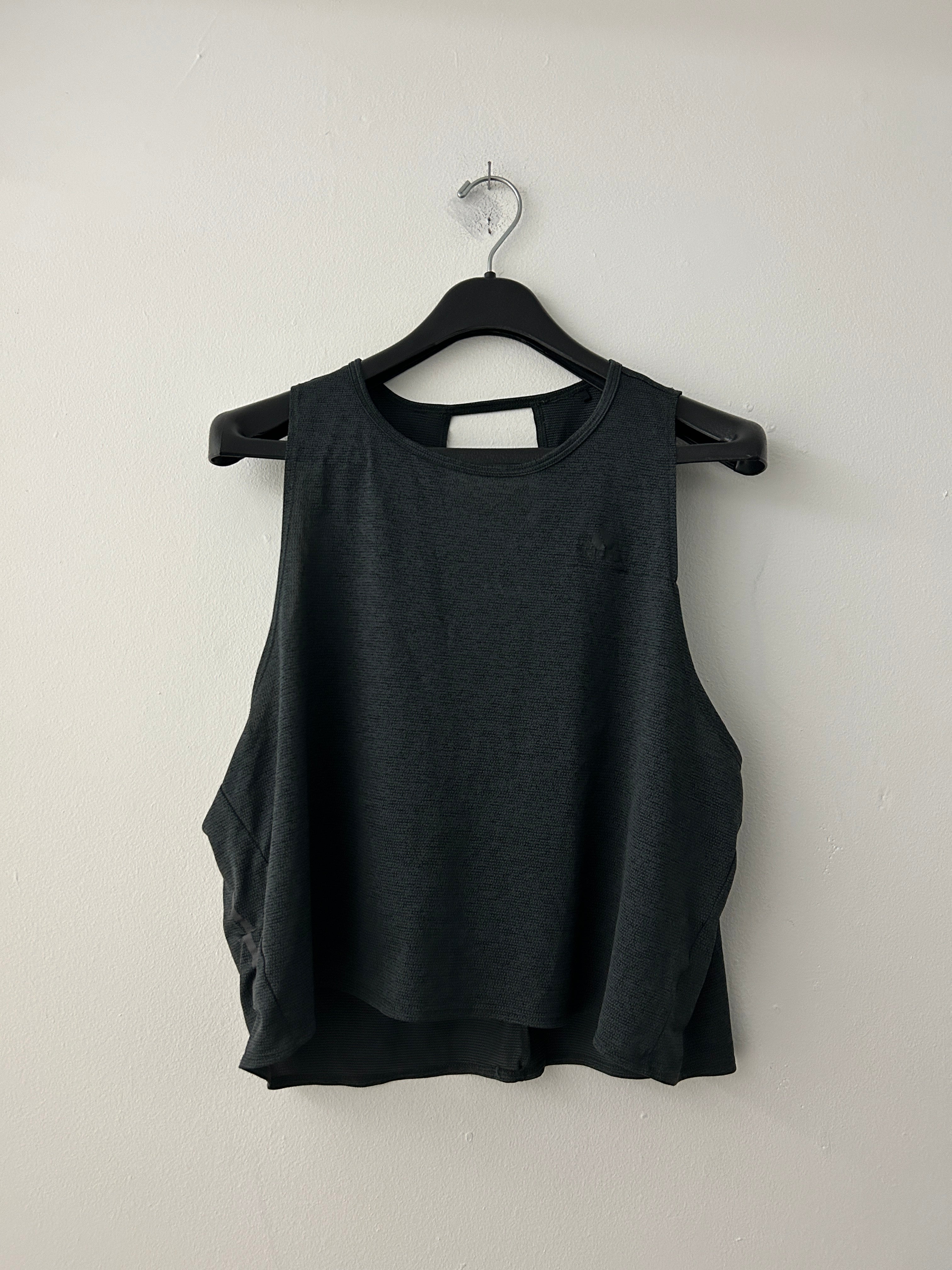 Haut sport noir sans manches à coupe fluide – Adidas