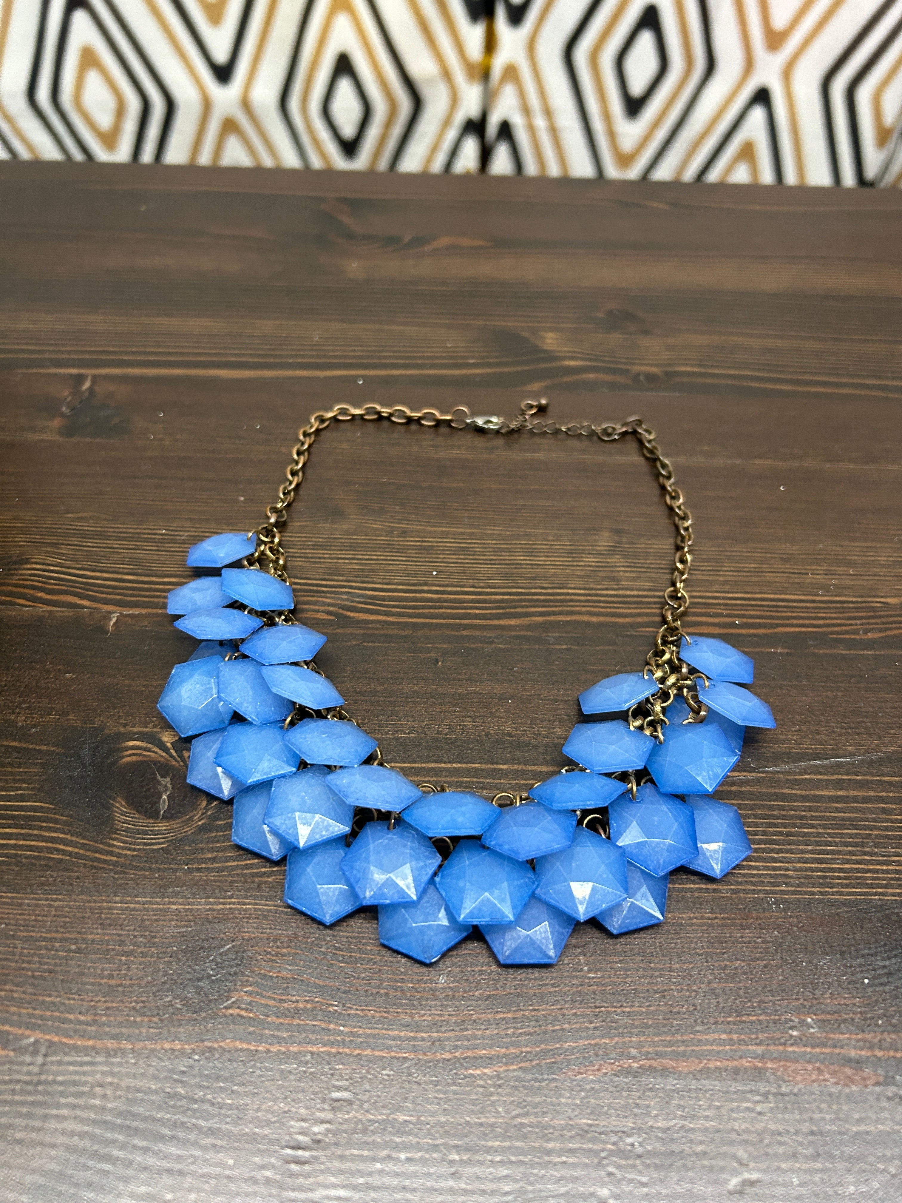 Collier statement à pierres géométriques bleues
