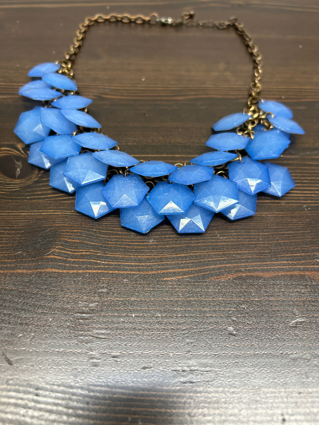 Collier statement à pierres géométriques bleues