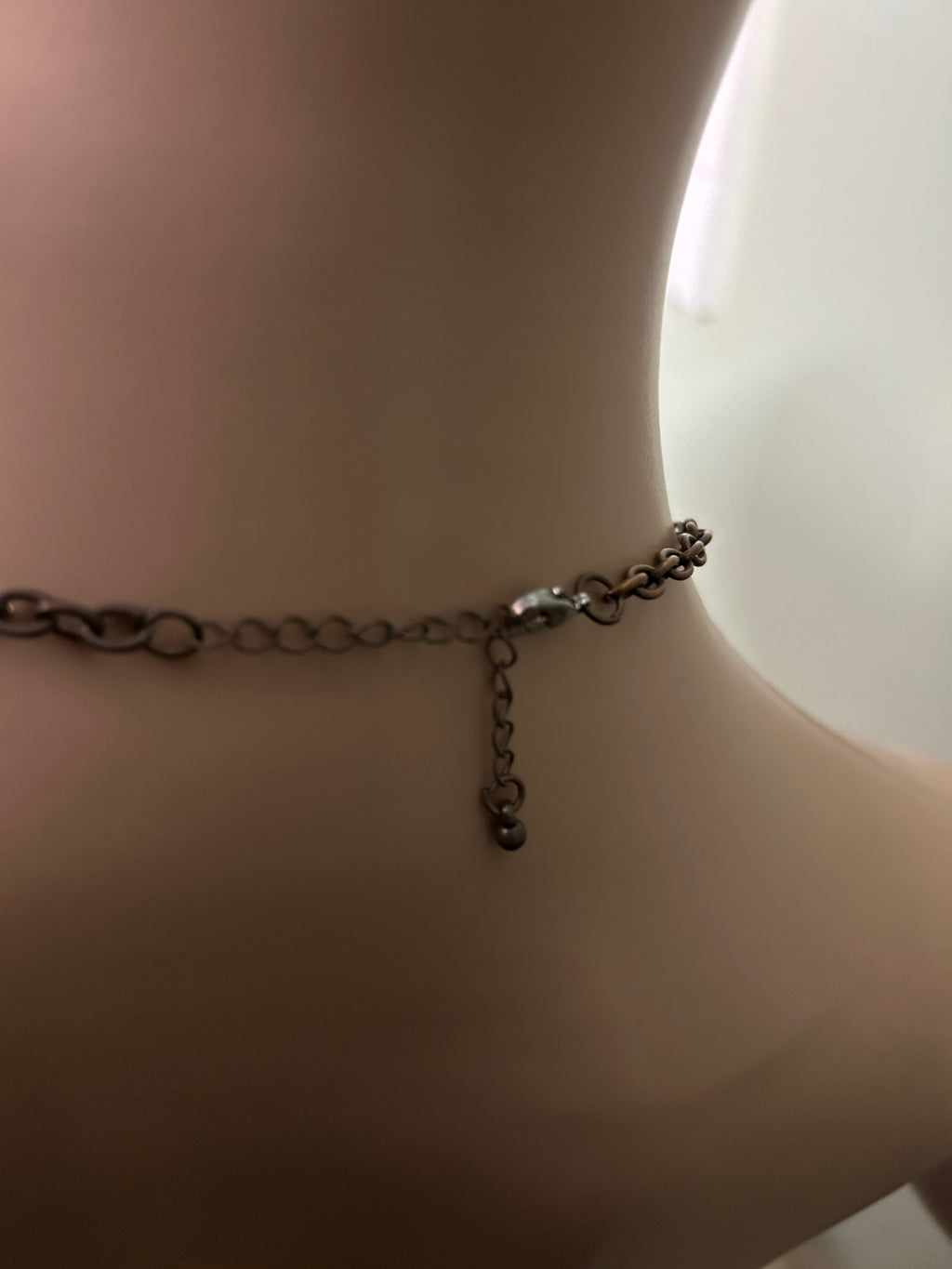 Collier statement à pierres géométriques bleues