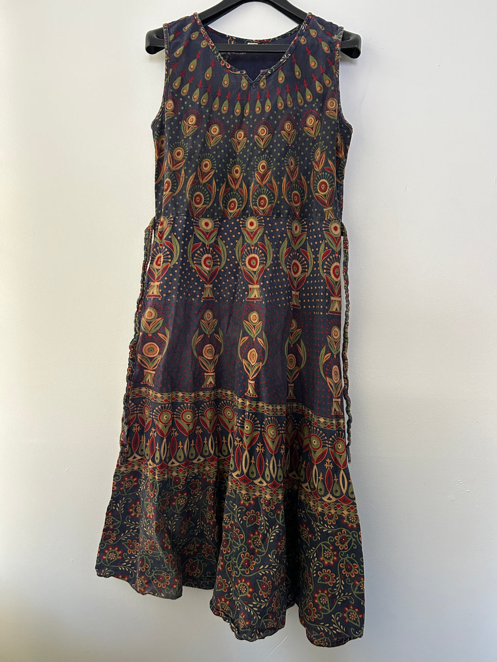 Robe longue sans manches à motifs artisanaux