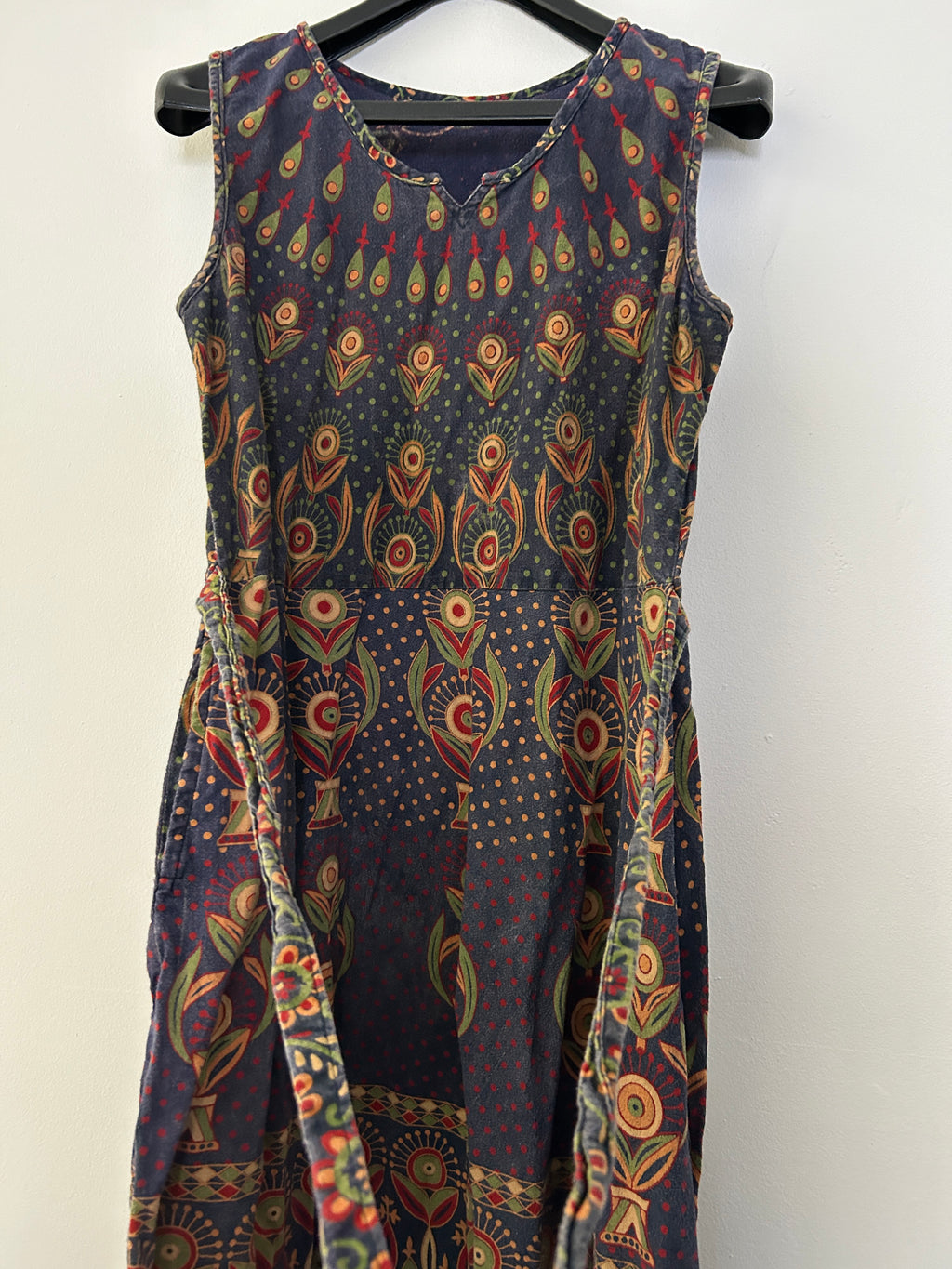 Robe longue sans manches à motifs artisanaux