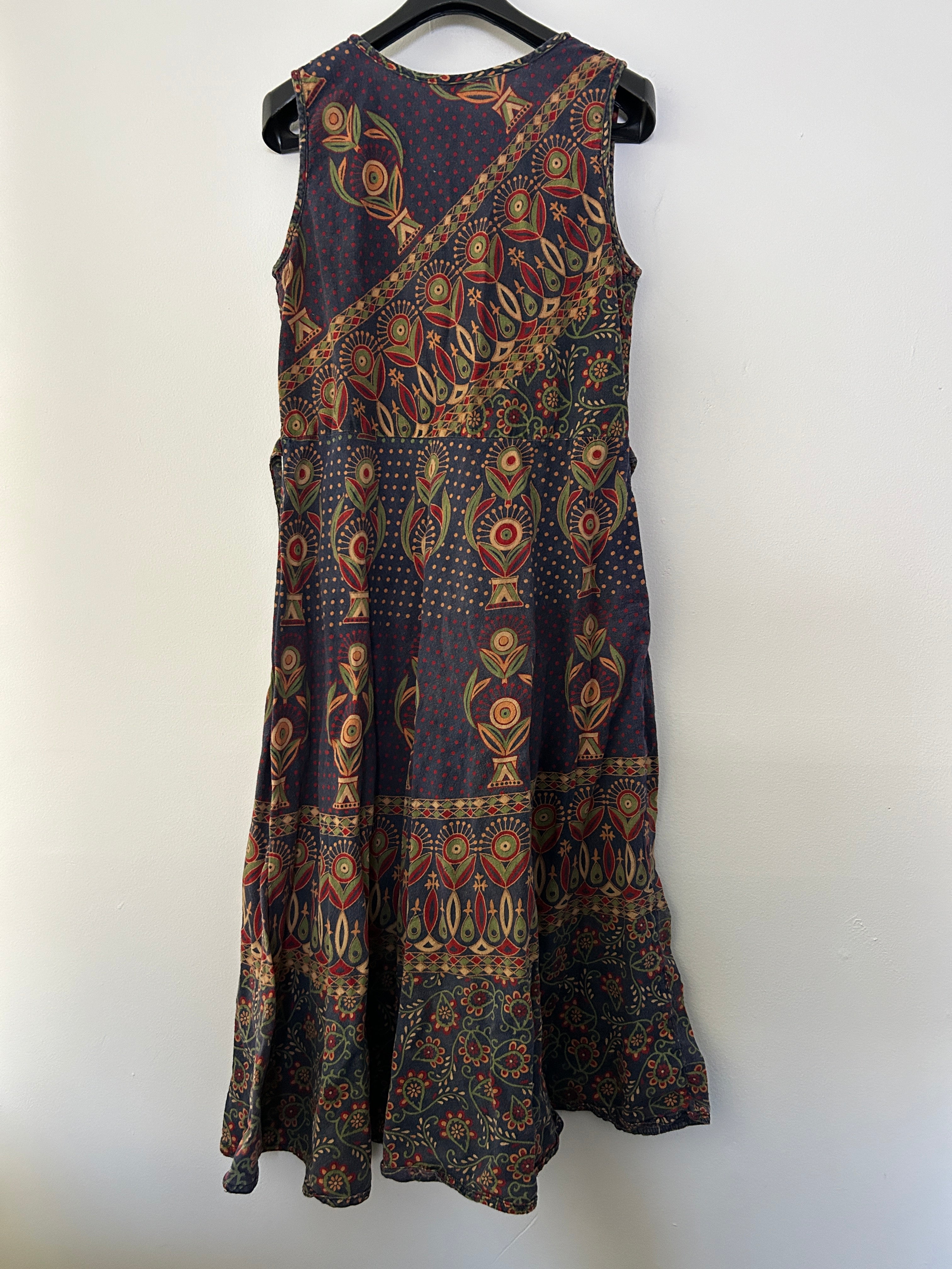 Robe longue sans manches à motifs artisanaux