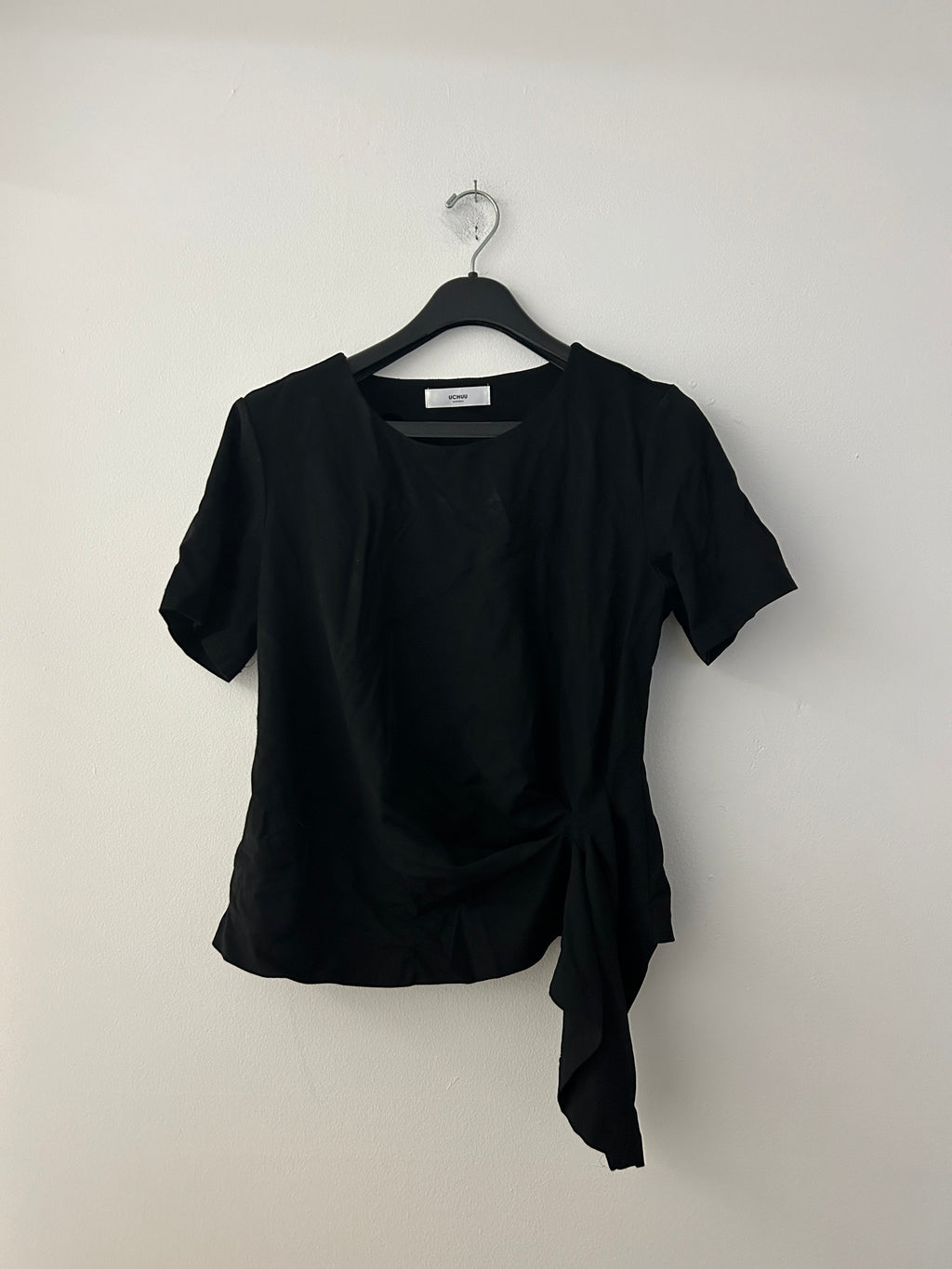Haut noir fluide à manches courtes avec nœud latéral – UCHUU (Montréal)