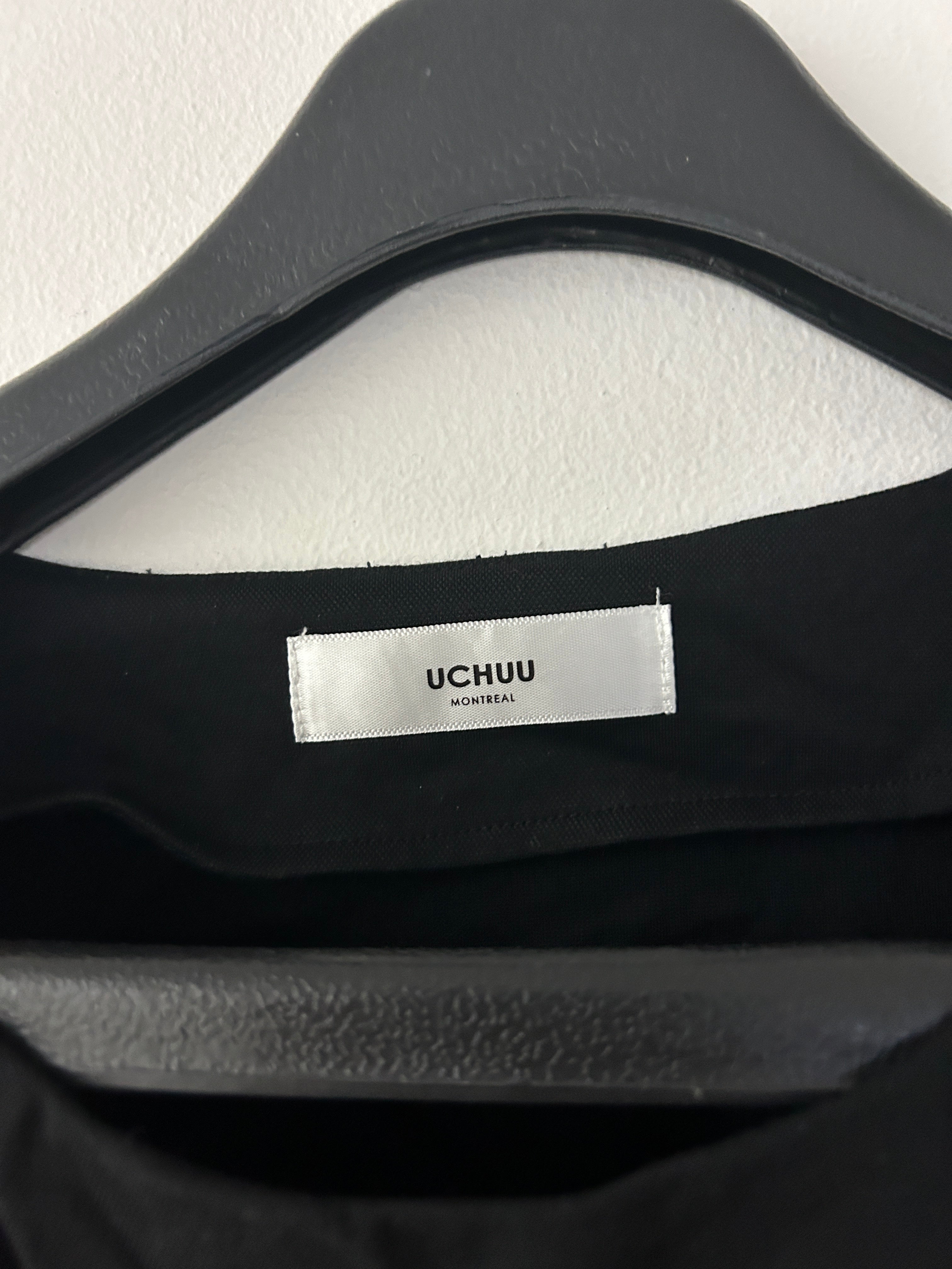 Haut noir fluide à manches courtes avec nœud latéral – UCHUU (Montréal)