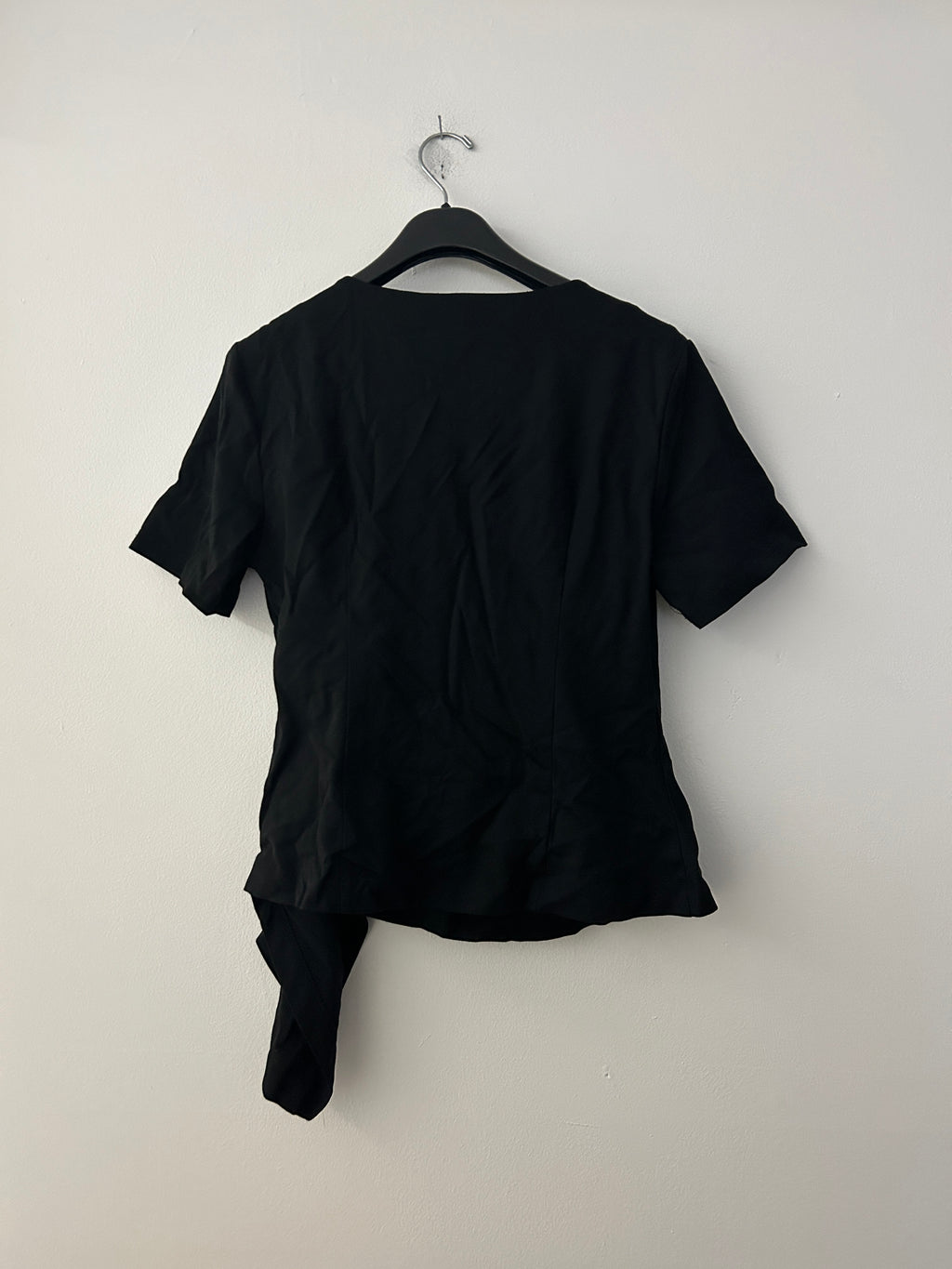 Haut noir fluide à manches courtes avec nœud latéral – UCHUU (Montréal)