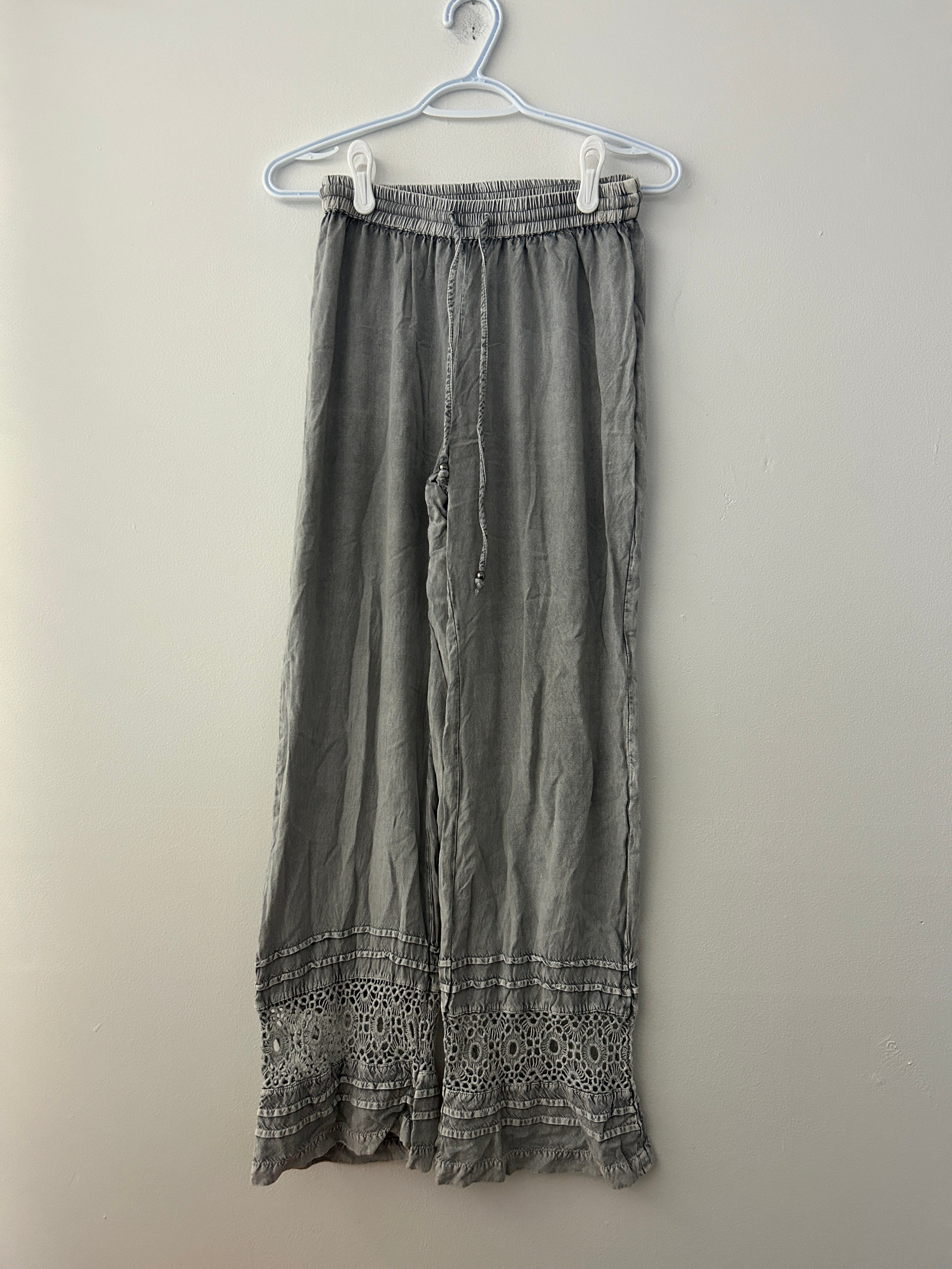 Pantalon large gris à taille élastique avec détails brodés – Solitaire