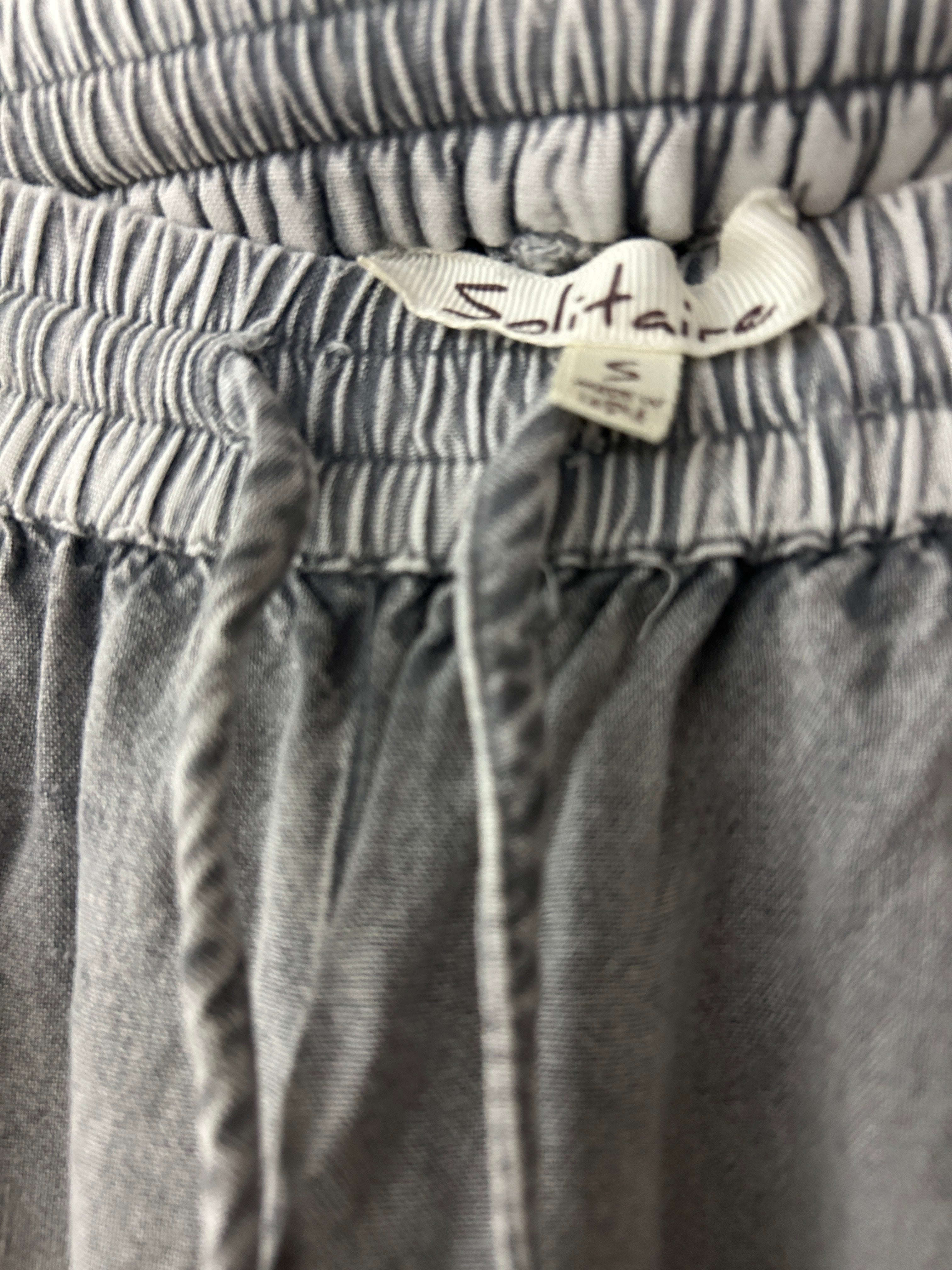 Pantalon large gris à taille élastique avec détails brodés – Solitaire