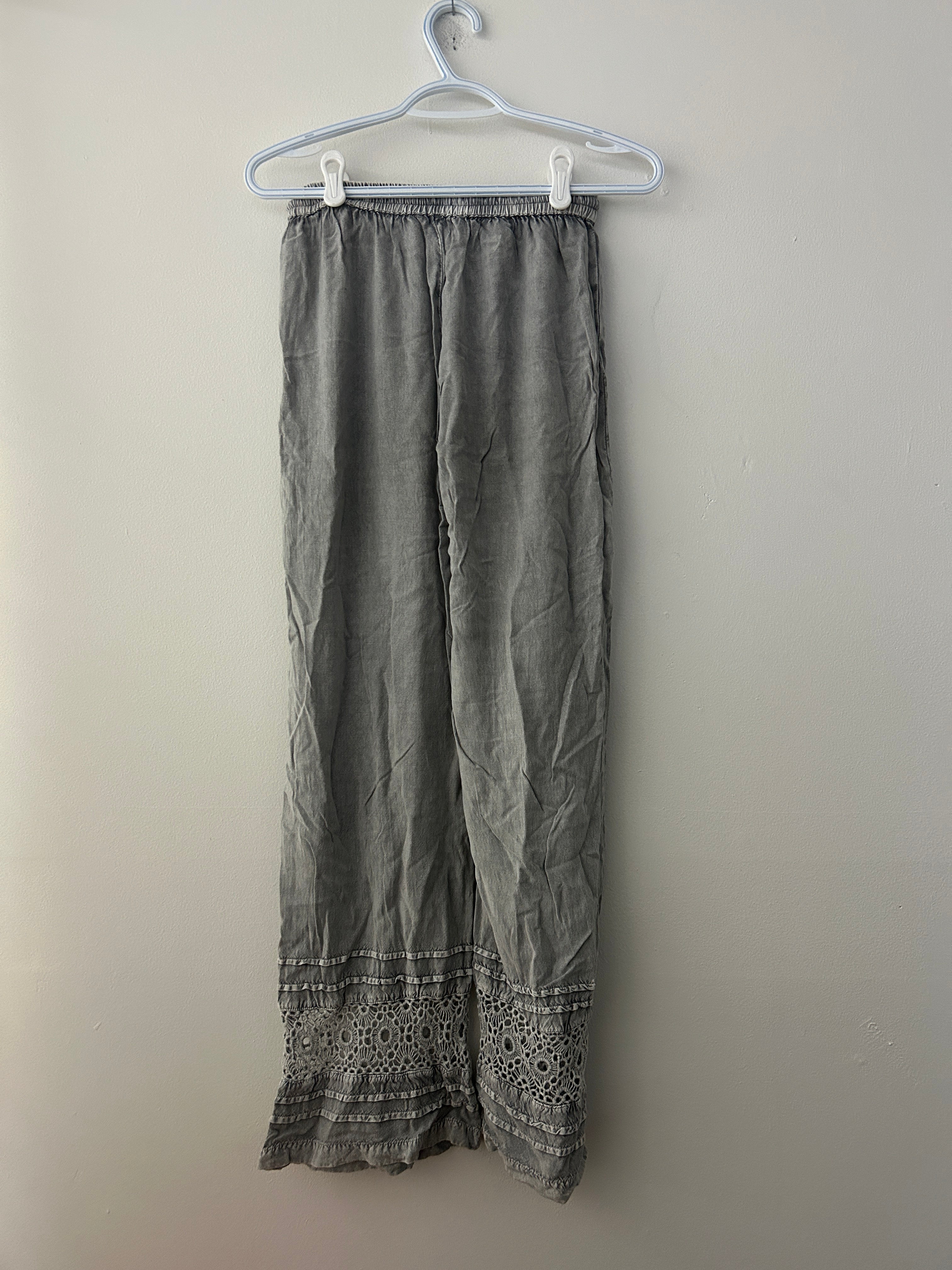 Pantalon large gris à taille élastique avec détails brodés – Solitaire