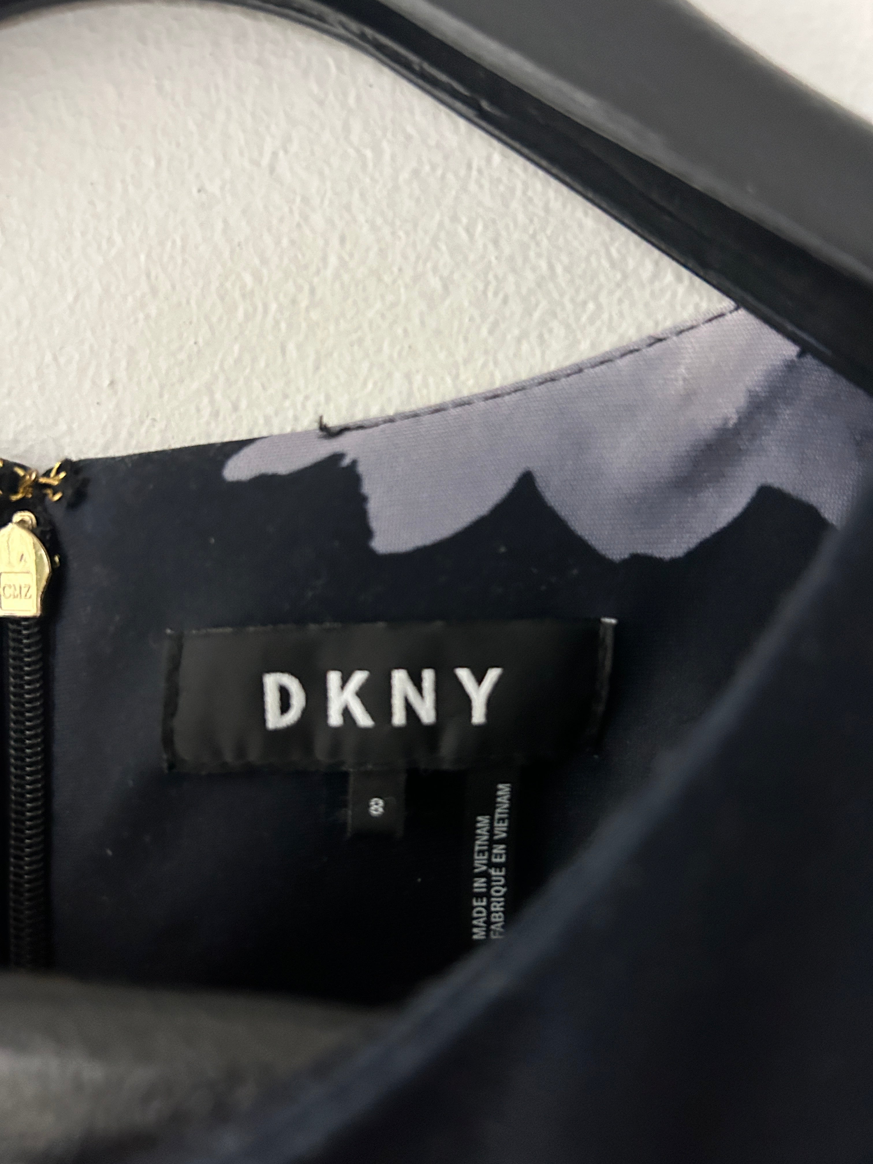 Robe noire sans manches à motif floral gris – DKNY