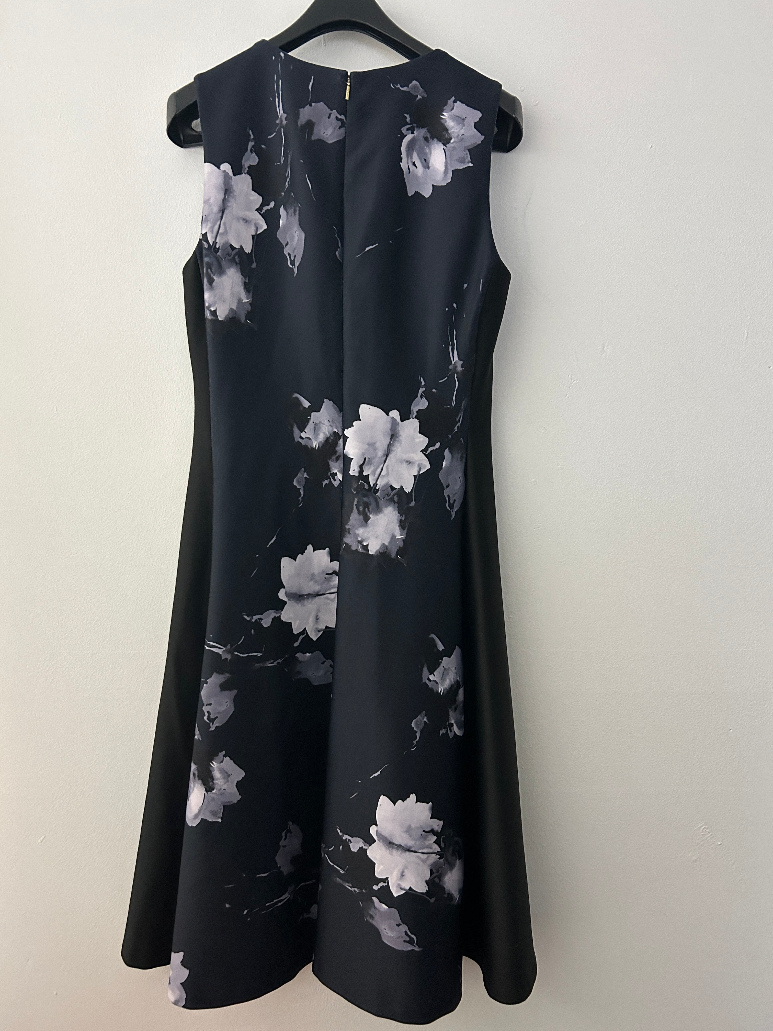 Robe noire sans manches à motif floral gris – DKNY