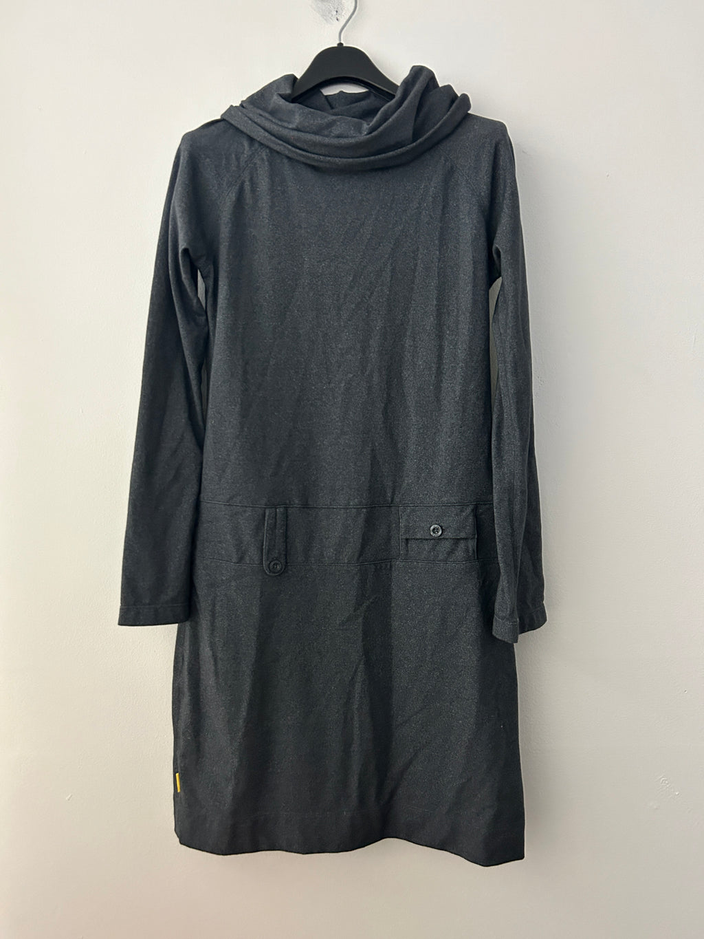 Robe LOLË gris foncé à col drapé – coupe confortable