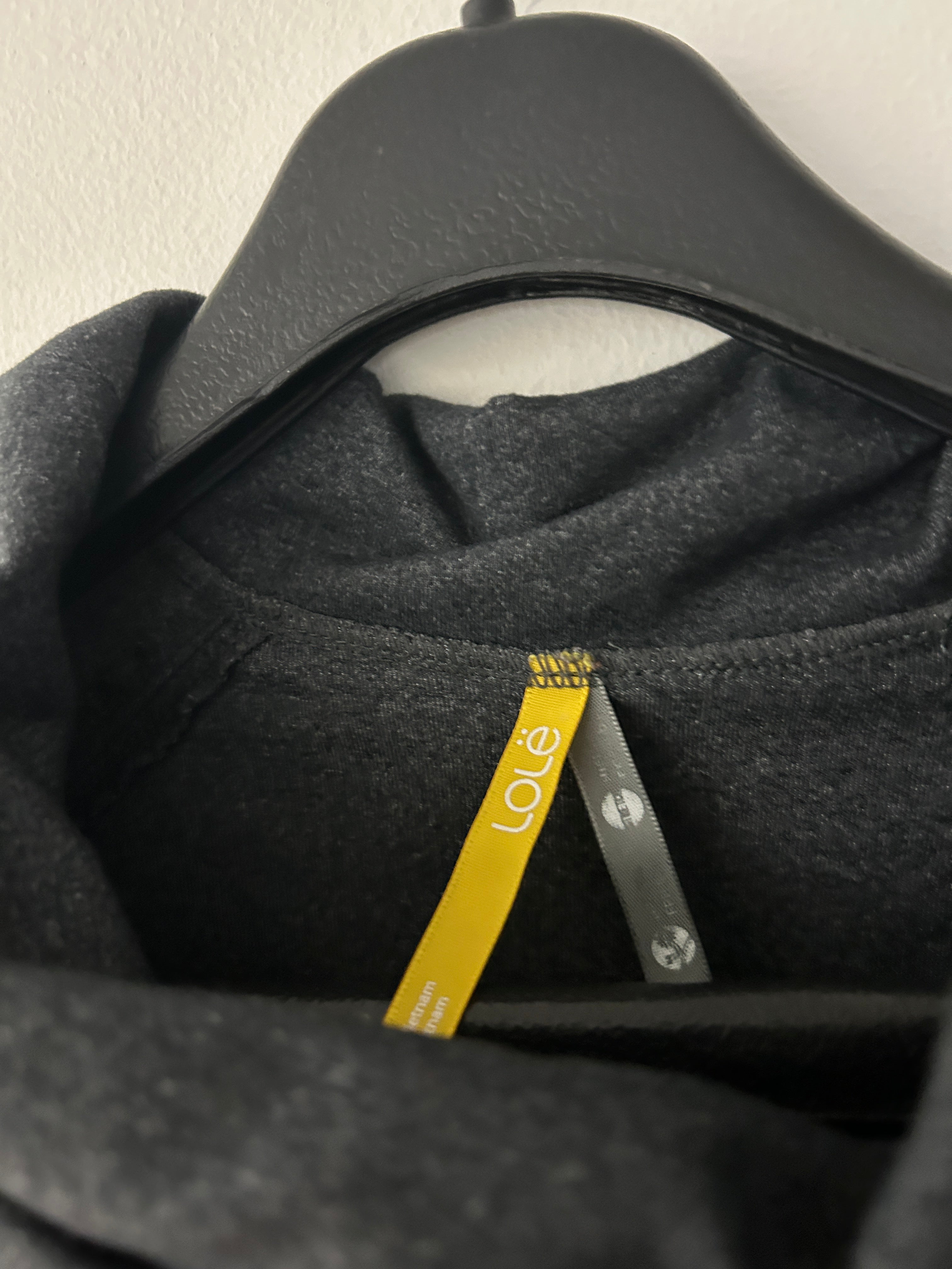 Robe LOLË gris foncé à col drapé – coupe confortable