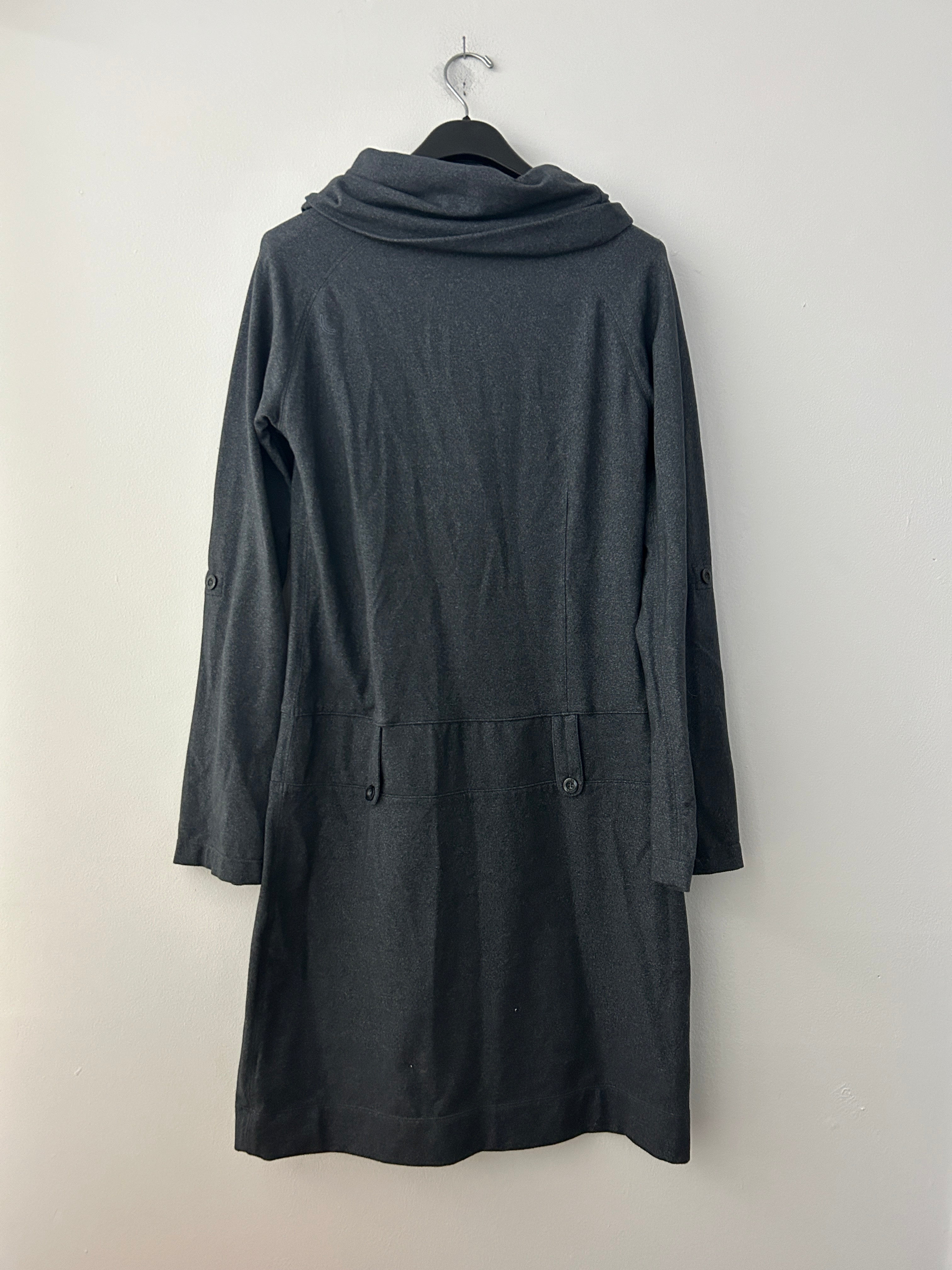 Robe LOLË gris foncé à col drapé – coupe confortable