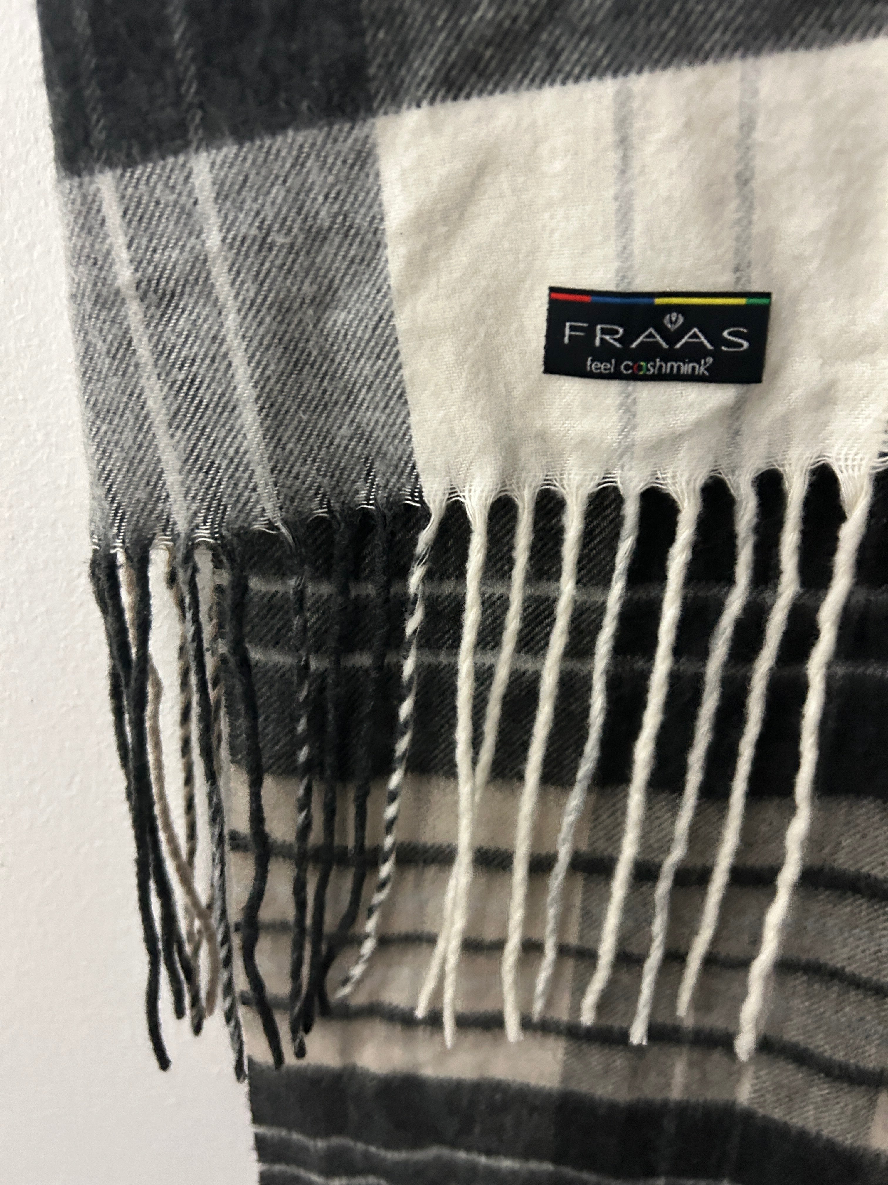 Écharpe à carreaux gris et crème – FRAAS