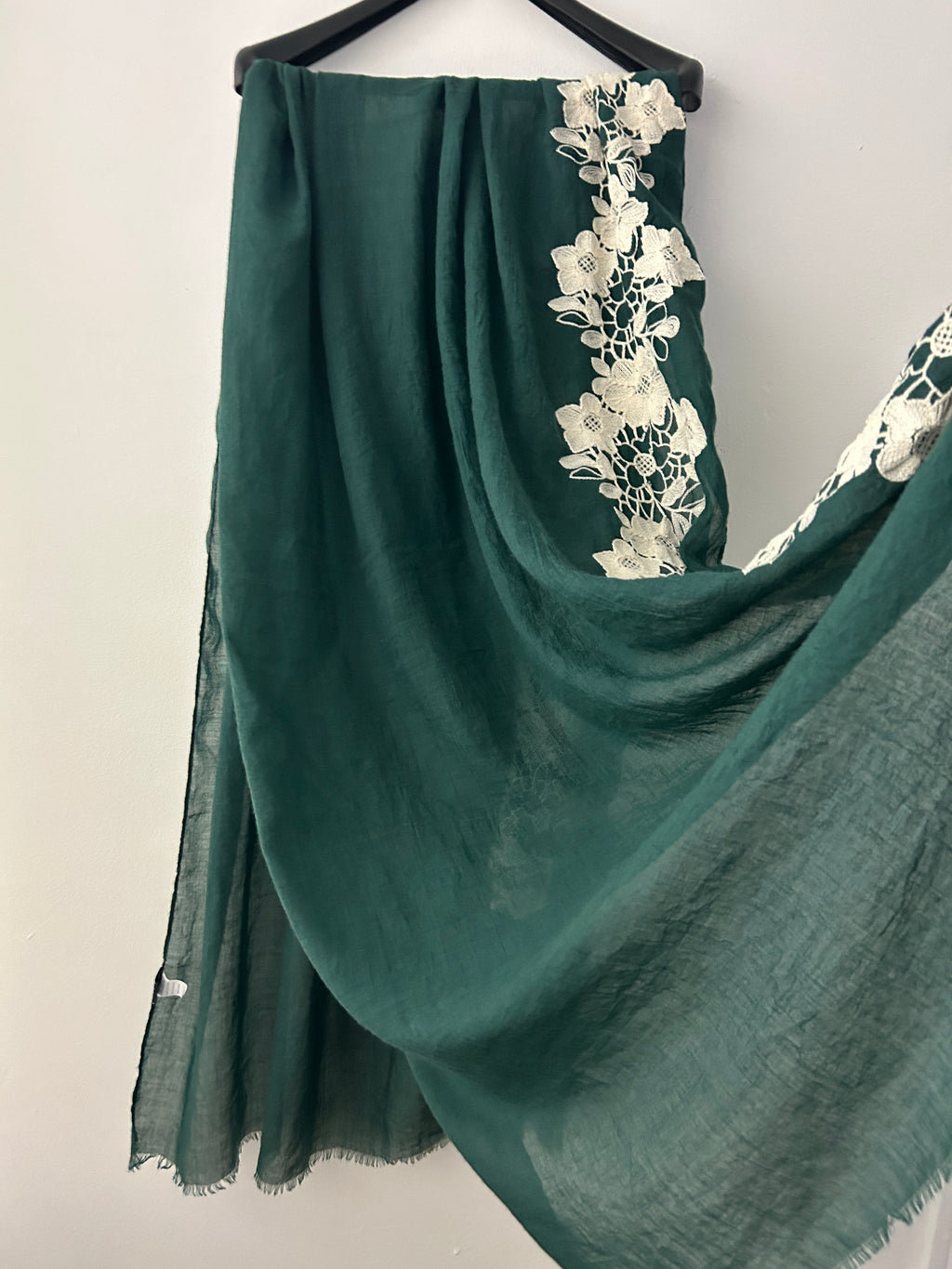 Étole vert foncé avec broderies florales – MIDWEST