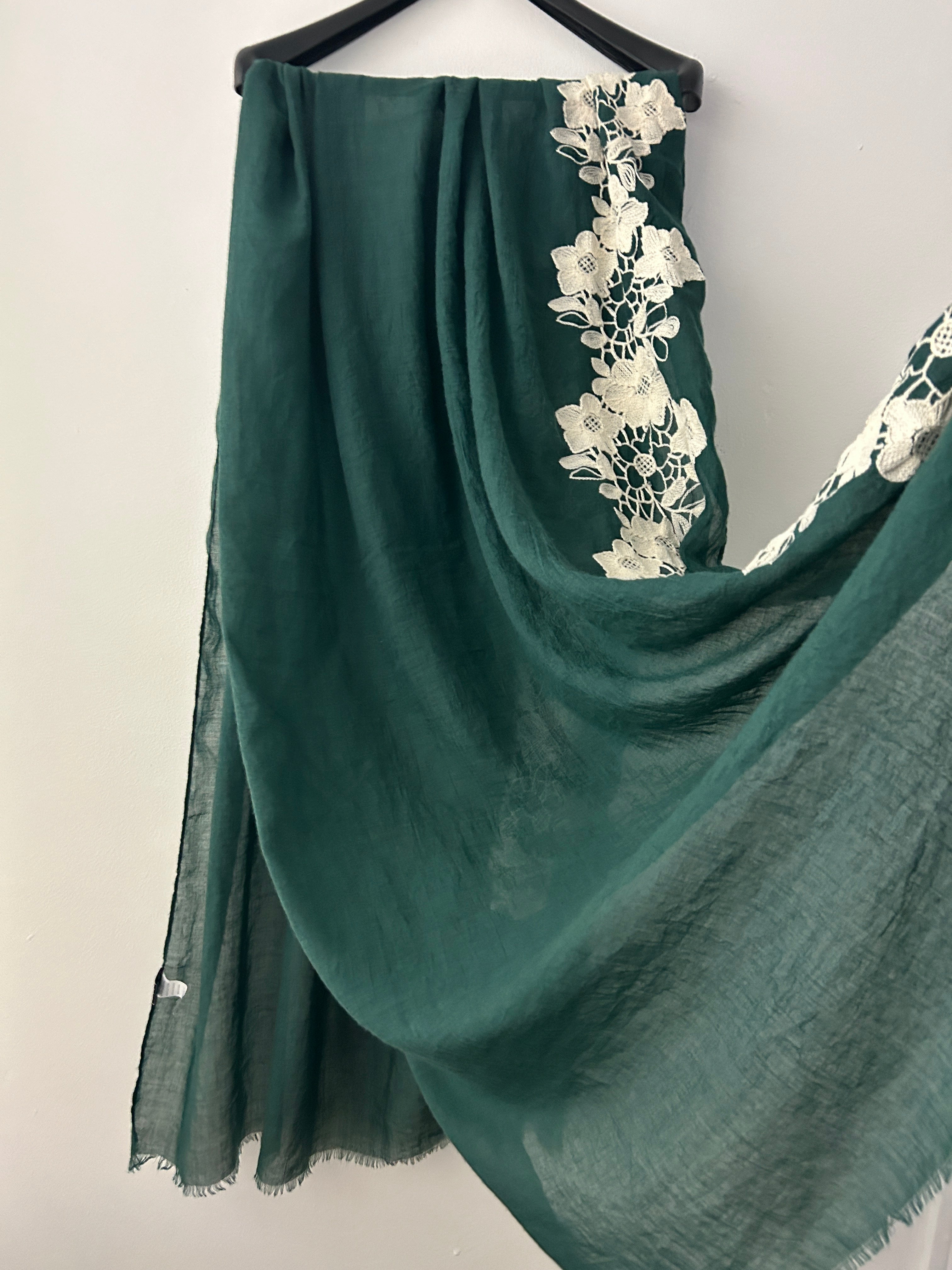 Étole vert foncé avec broderies florales – MIDWEST