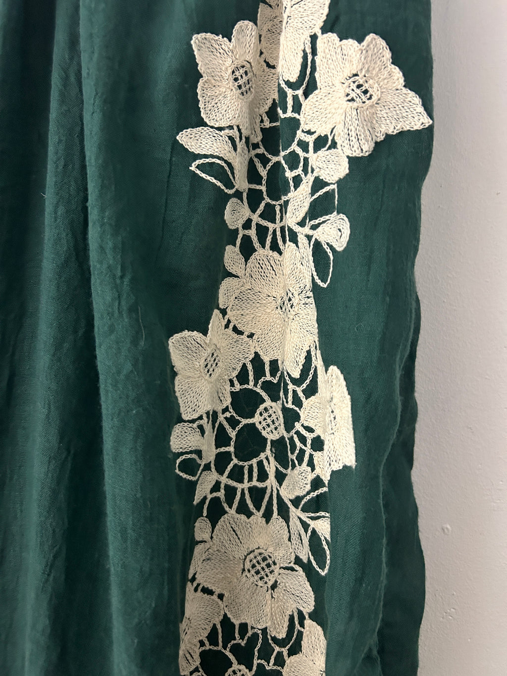 Étole vert foncé avec broderies florales – MIDWEST