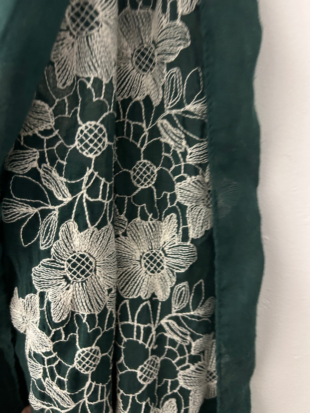 Étole vert foncé avec broderies florales – MIDWEST