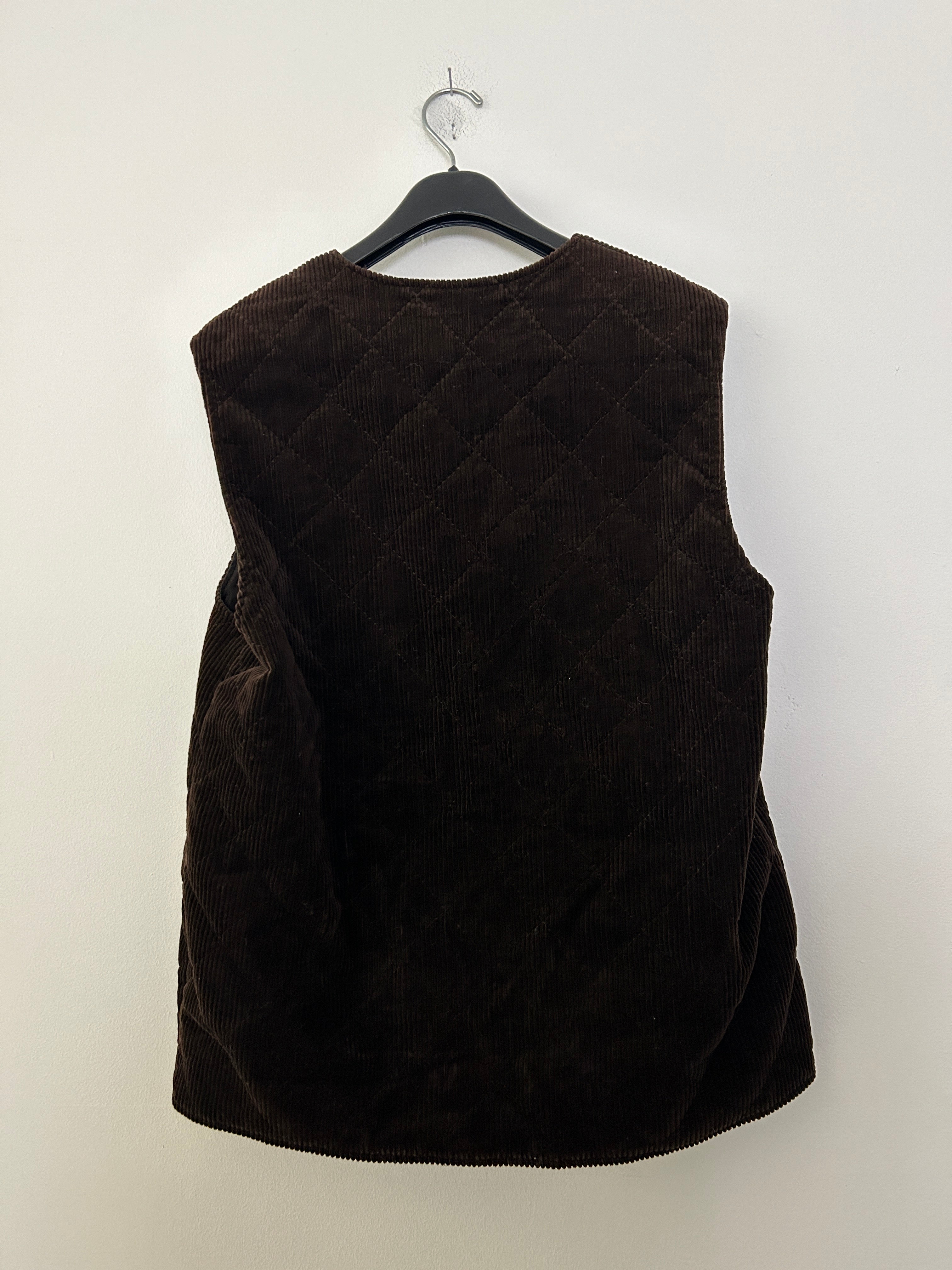 Veste sans manches en velours côtelé brun – L’Officiel