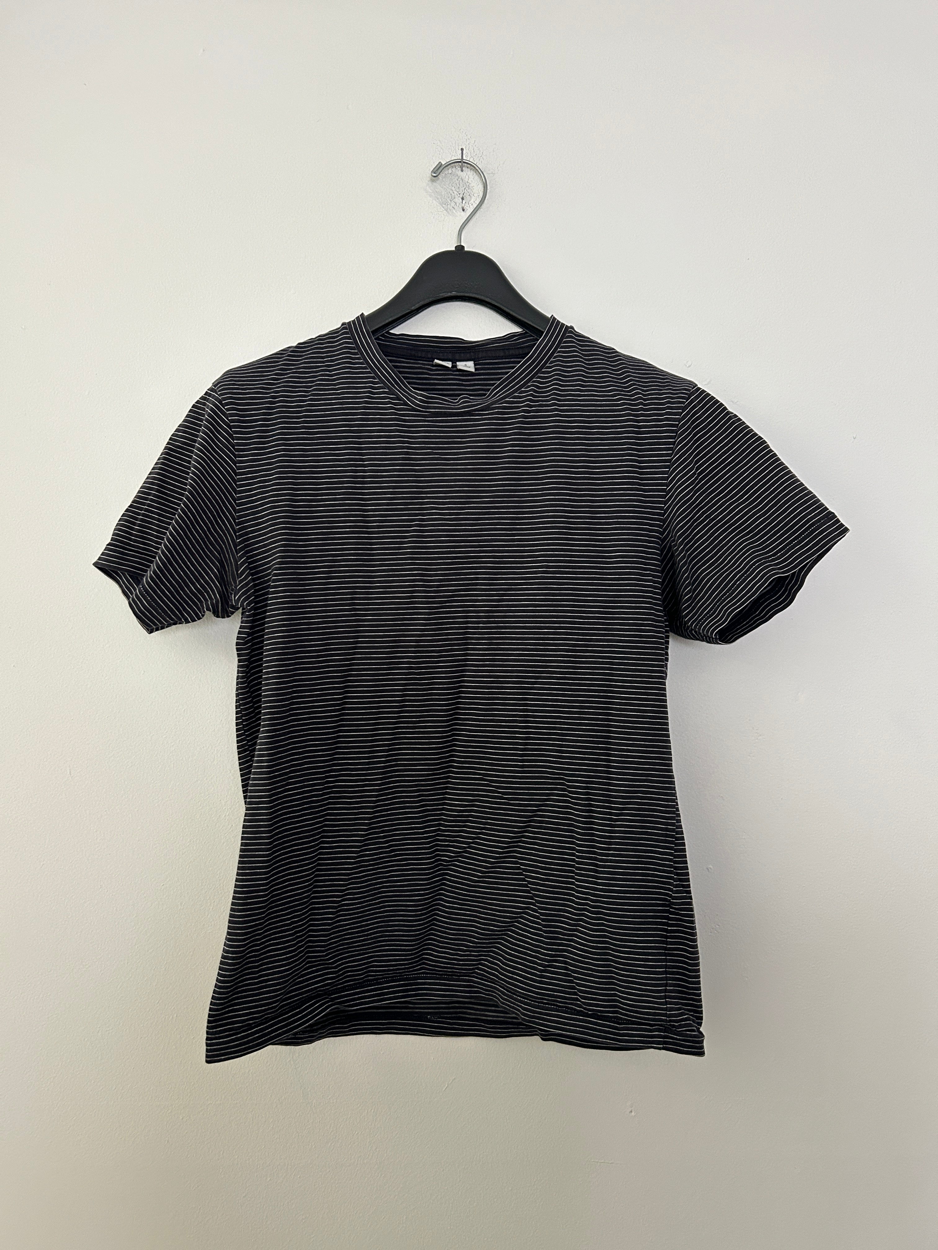 T-shirt noir à fines rayures blanches - UNIQLO