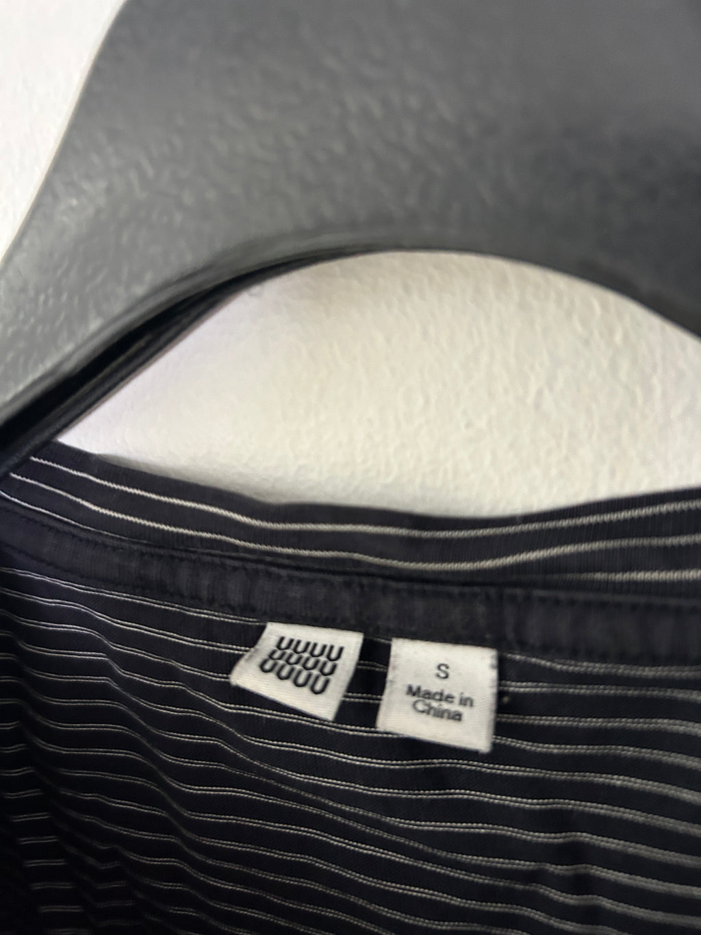 T-shirt noir à fines rayures blanches - UNIQLO