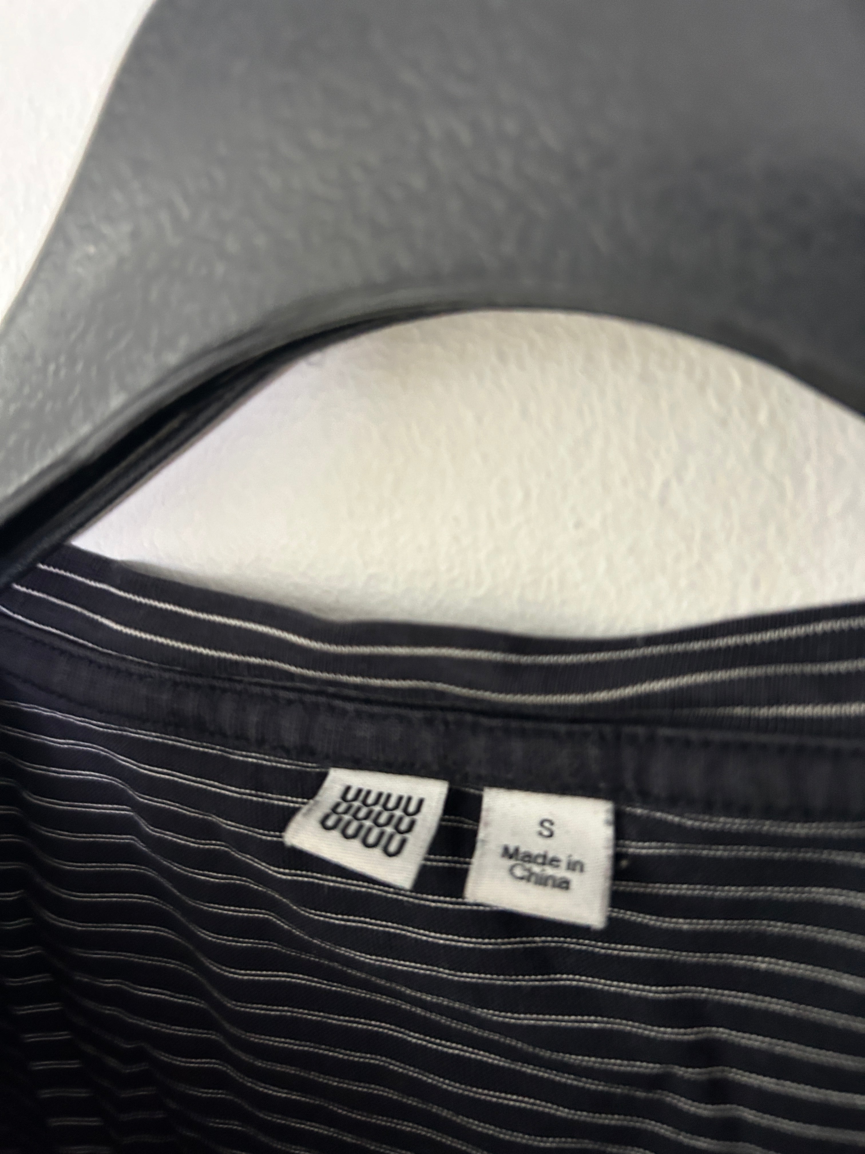 T-shirt noir à fines rayures blanches - UNIQLO